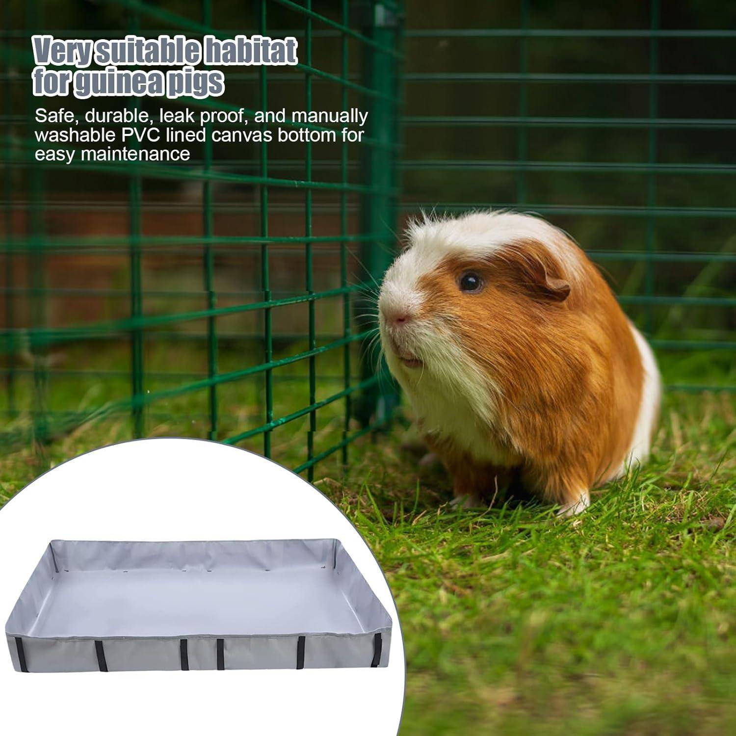 Ein Meerschweinchen sitzt auf Gras neben einem grünen Maschendrahtzaun. Text: 'Sehr geeigneter Lebensraum für Meerschweinchen.' Einblendung zeigt ein PVC-beschichtetes Leinwand-Bodenfach.