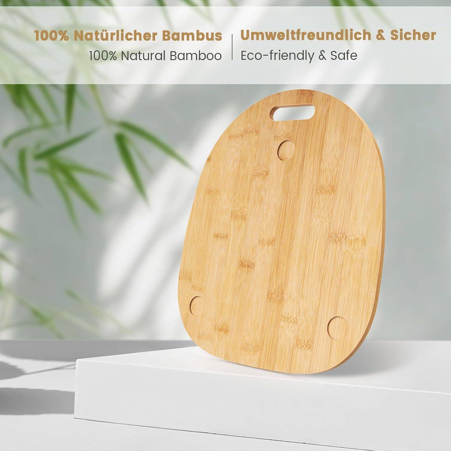 Ein Bambus-Schneidebrett auf einer weißen Oberfläche mit dem Text ‚100% Natürlicher Bambus' und ‚Umweltfreundlich & Sicher' vor einem unscharfen, blättrigen Hintergrund.