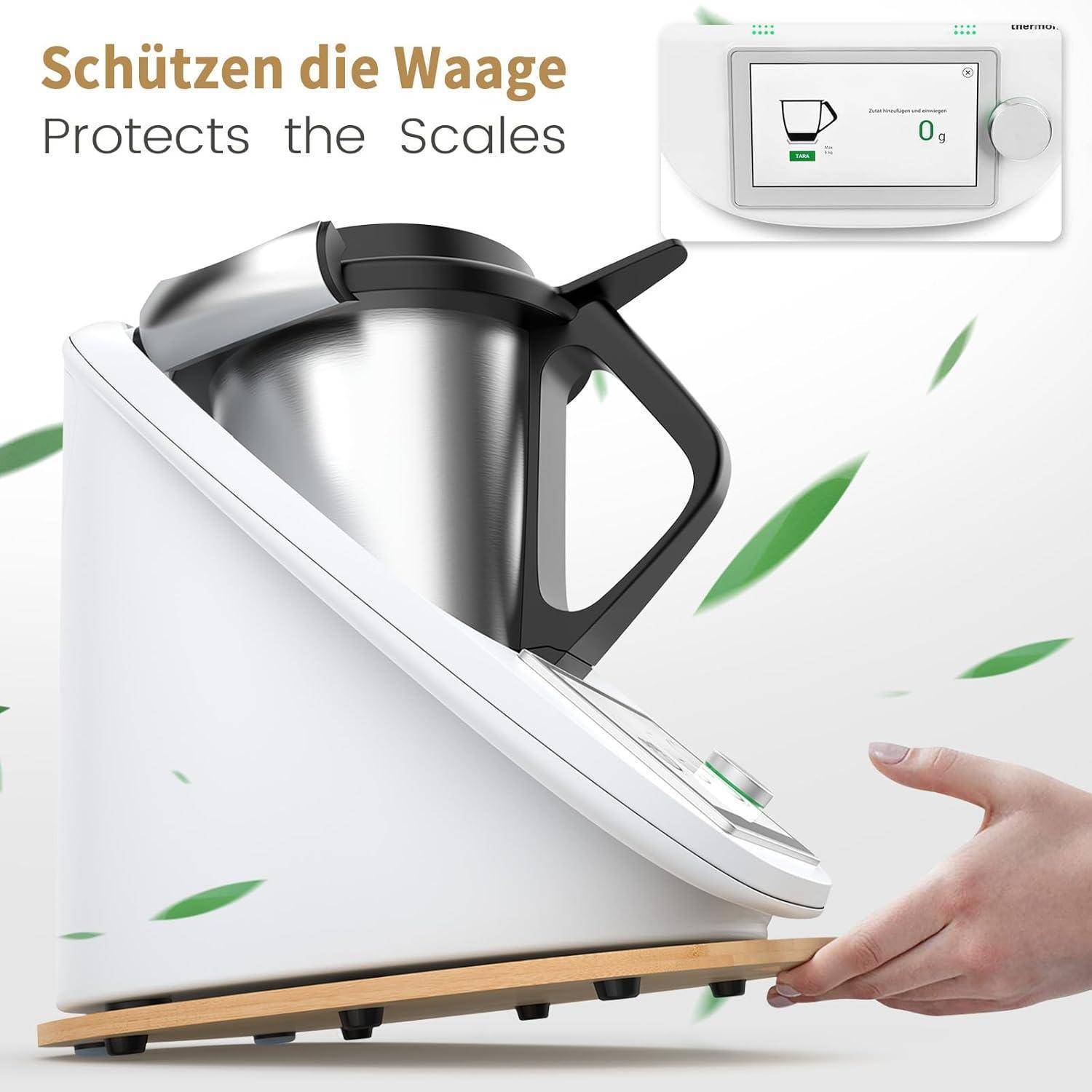 Ein digitales Küchengerät hebt seinen vorderen Teil leicht von der Arbeitsplatte ab. Ein Bildschirm zeigt Anweisungen. Grüne Blätter sind um das Gerät herum illustriert.