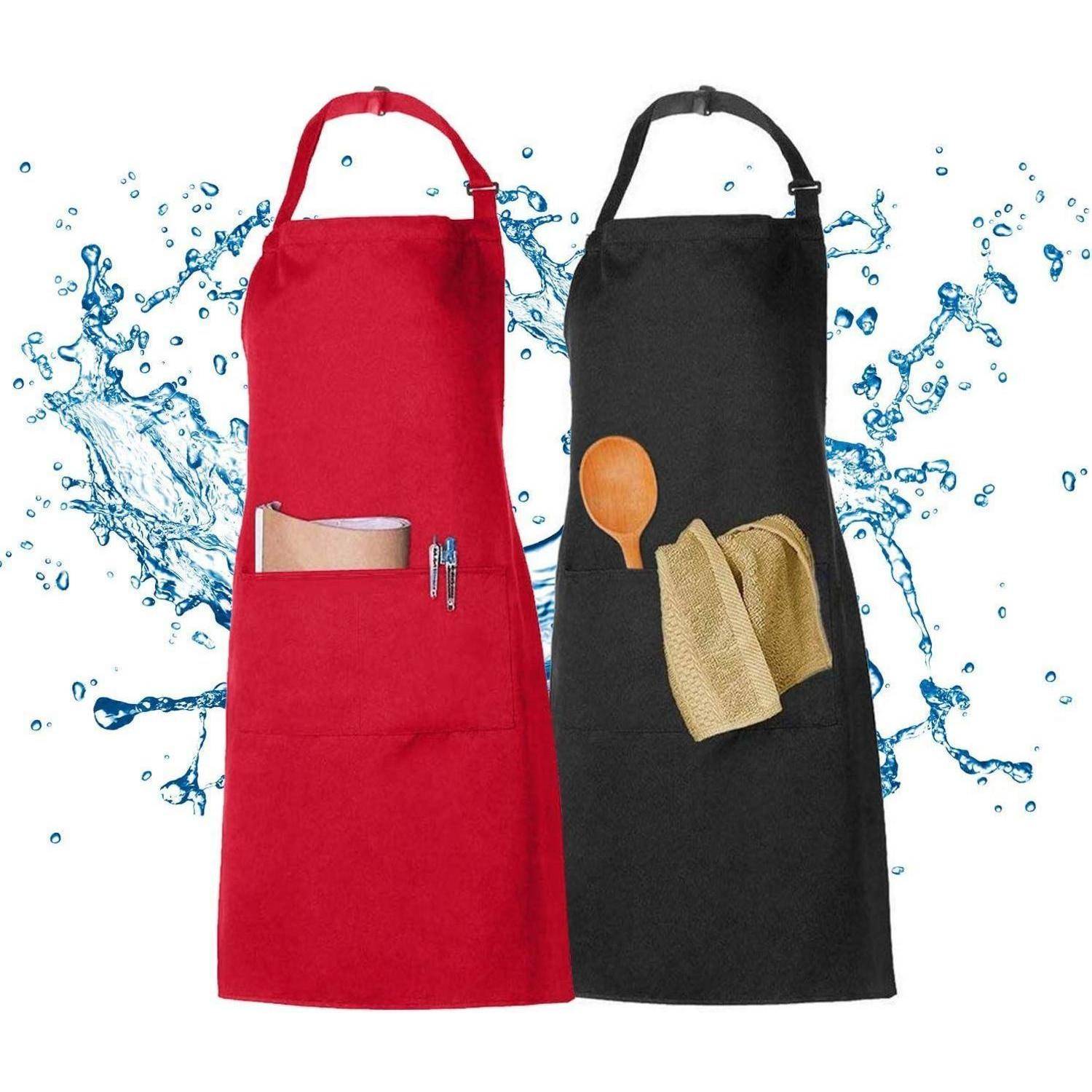 Rote und schwarze Schürzen mit Taschen, nebeneinander angeordnet. Die rote Schürze trägt ein Notizbuch und einen Stift, während die schwarze eine Löffel und ein Tuch enthält. Wasserspritzer-Hintergrund.