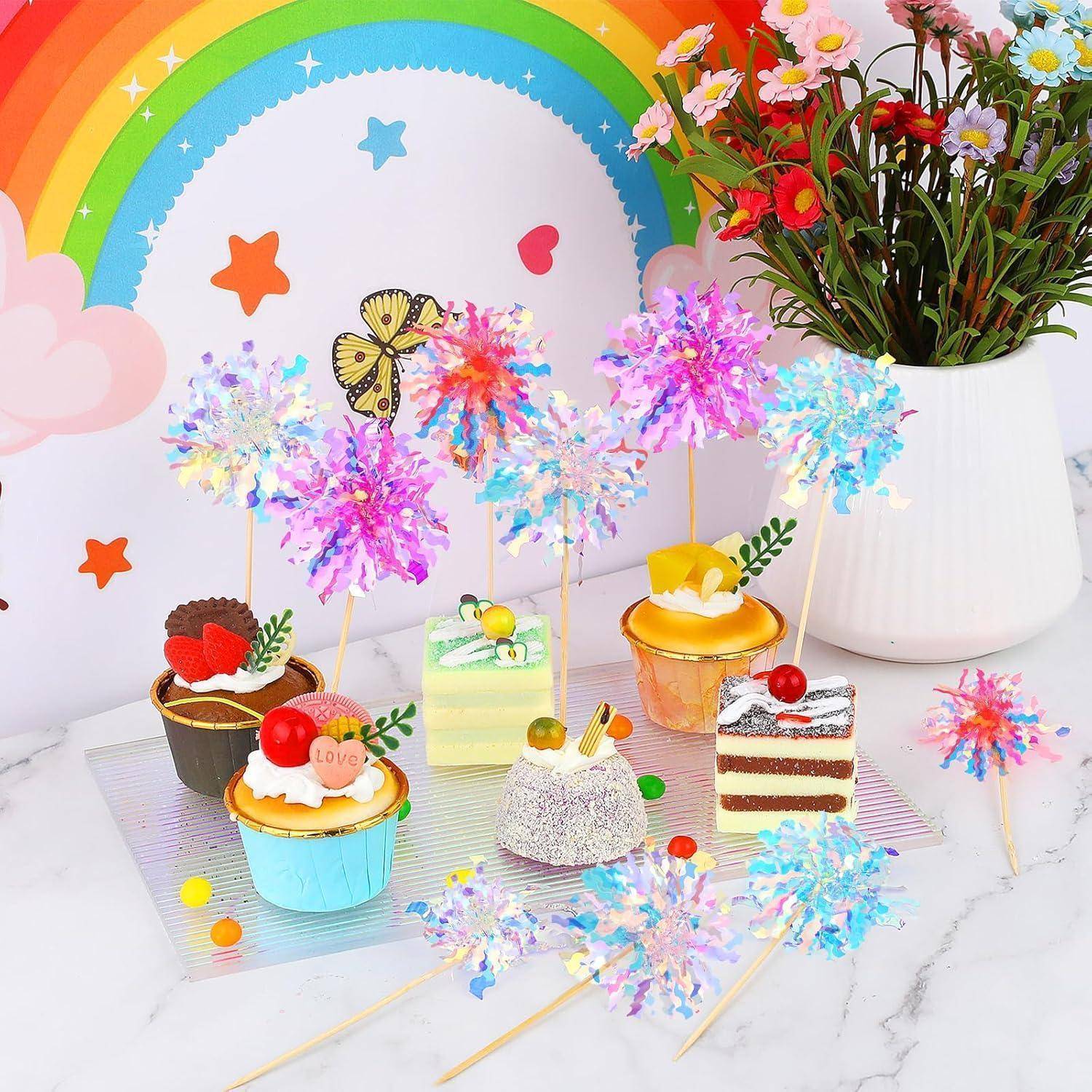 Bunte Desserts mit festlichen Toppings auf einem Tisch; eine Vase mit Blumen und ein Regenbogen-Hintergrund schaffen eine fröhliche Atmosphäre.