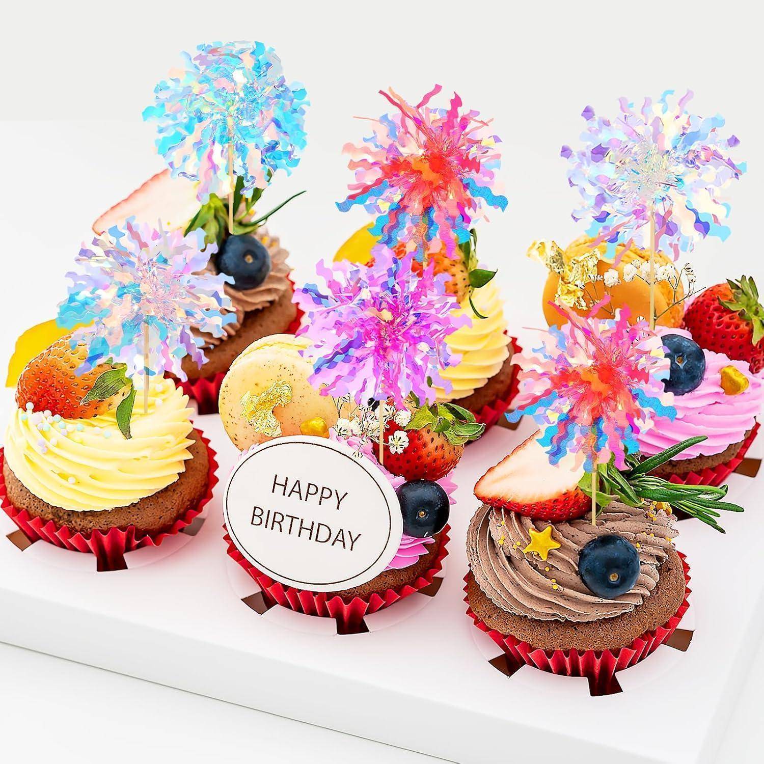 Cupcakes, die mit bunten Wunderkerzen-Aufsätzen, Früchten und einem 