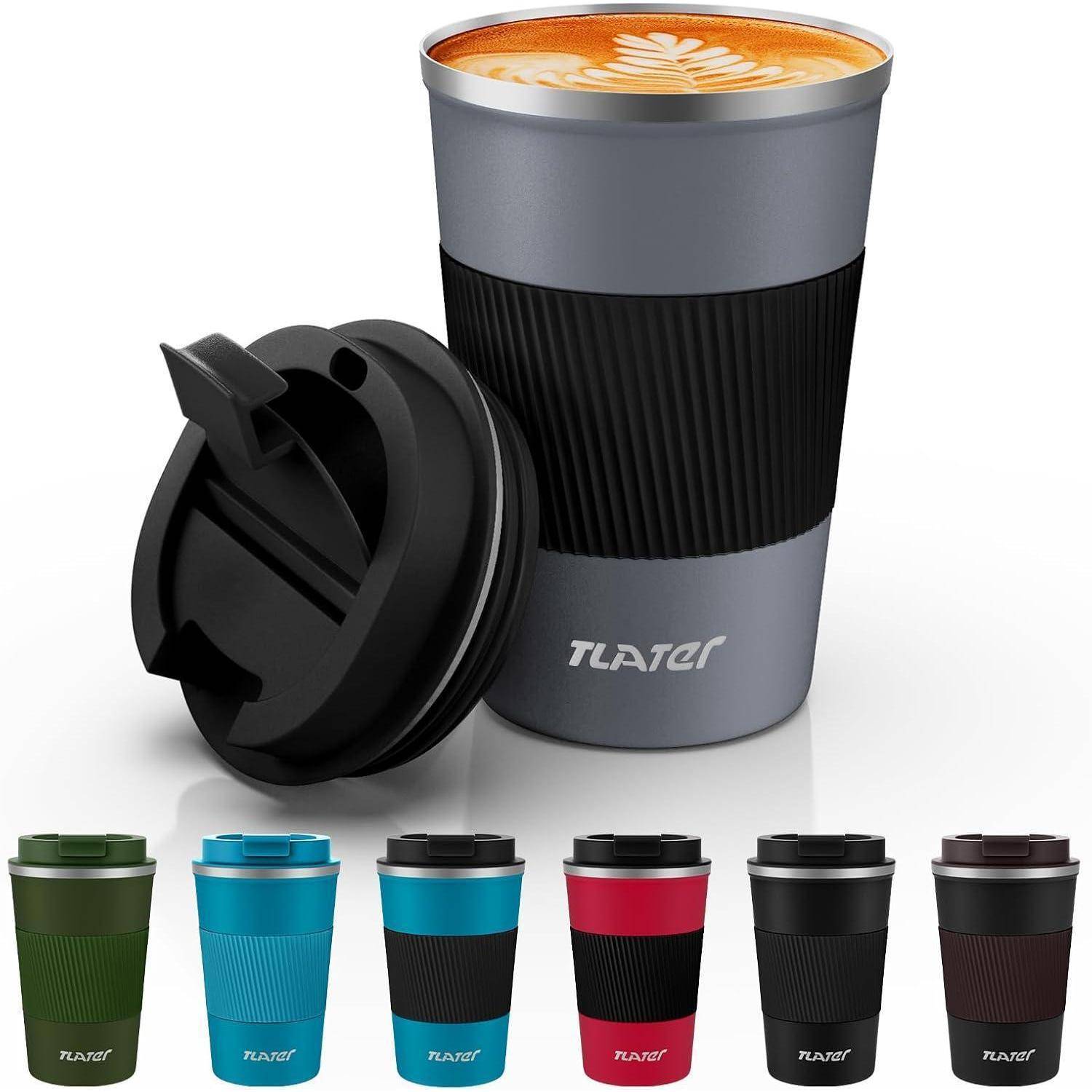 Thermobecher mit Deckel und Latte Art. Unten sind sechs Becher in verschiedenen Farben, jeder mit einem schwarzen Griff, geeignet für heiße Getränke.