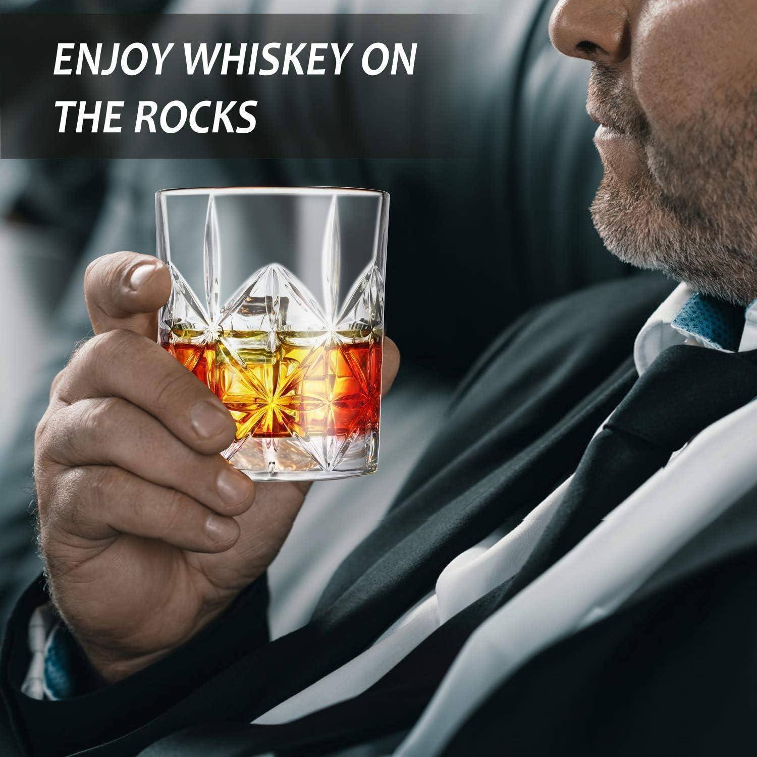 Eine Person hält ein Glas Whiskey in Bernsteinfarbe mit Eis, mit dem Text 