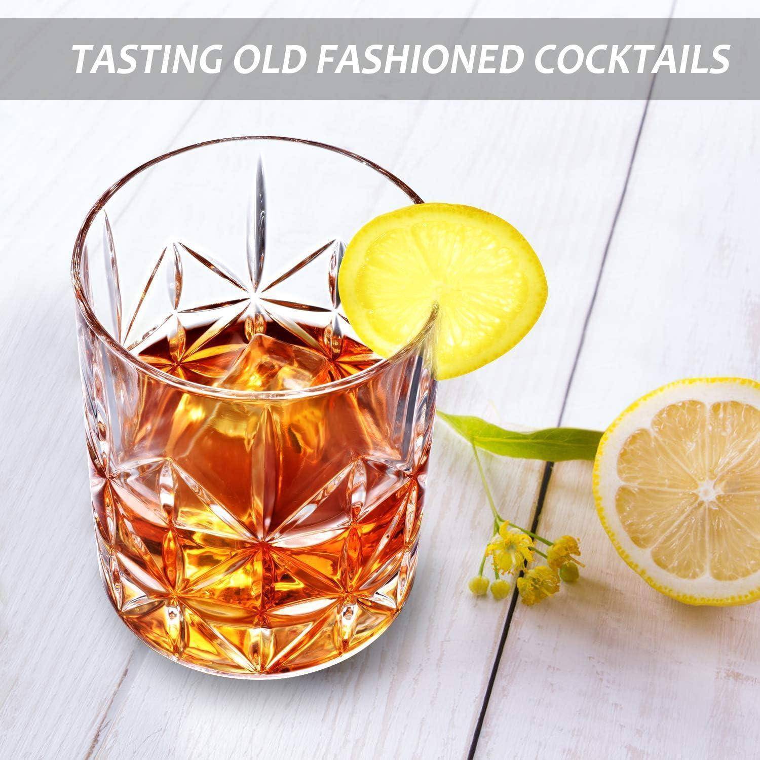 Ein Kristallglas mit einem Old Fashioned Cocktail, garniert mit einer Zitronenscheibe. Der Text darüber liest sich 