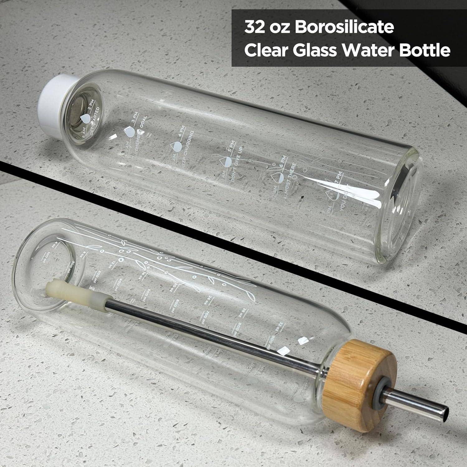 Ein 32-Unzen-Borosilikat-Wasserglas mit weißem Deckel, aufrecht stehend und mit seinen Komponenten zerlegt auf einem Tisch ausgelegt.