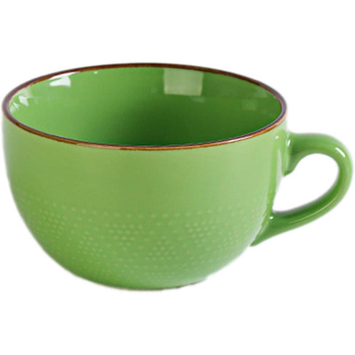 Eine grüne Keramiktasse mit braunem Rand und strukturiertem Muster, mit einem Henkel auf der rechten Seite.