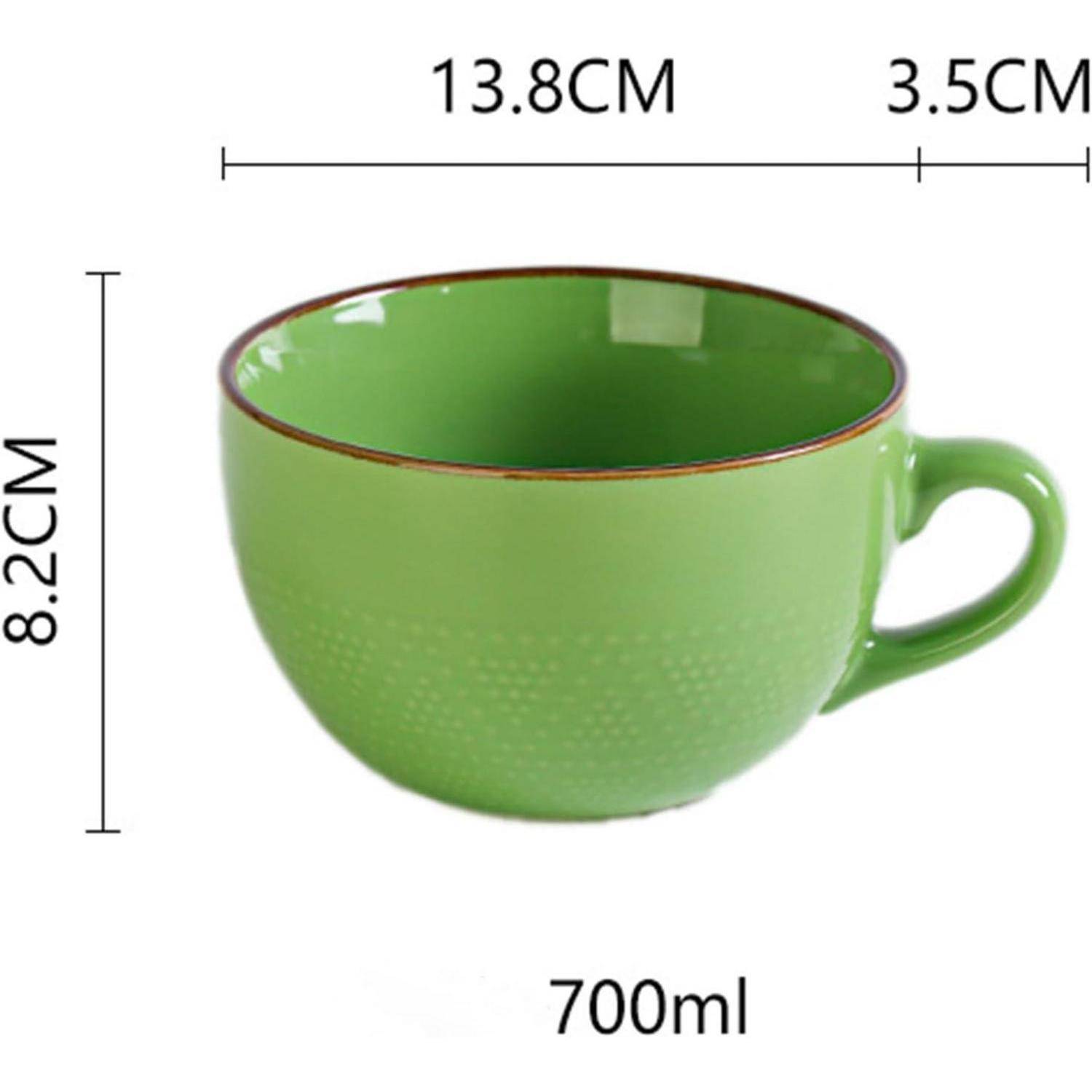 Grüne Keramiktasse mit beschrifteten Abmessungen: Durchmesser 13,8 cm, Höhe 8,2 cm, Griffbreite 3,5 cm, Fassungsvermögen 700 ml.