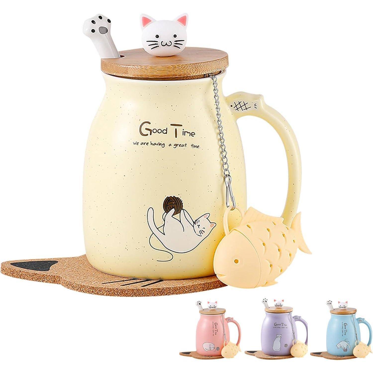 Eine cremefarbene Keramiktasse mit Katzenillustrationen und einem fischförmigen Teesieb. Deckel mit Katzenpfotengriff. Text lautet „Good Time