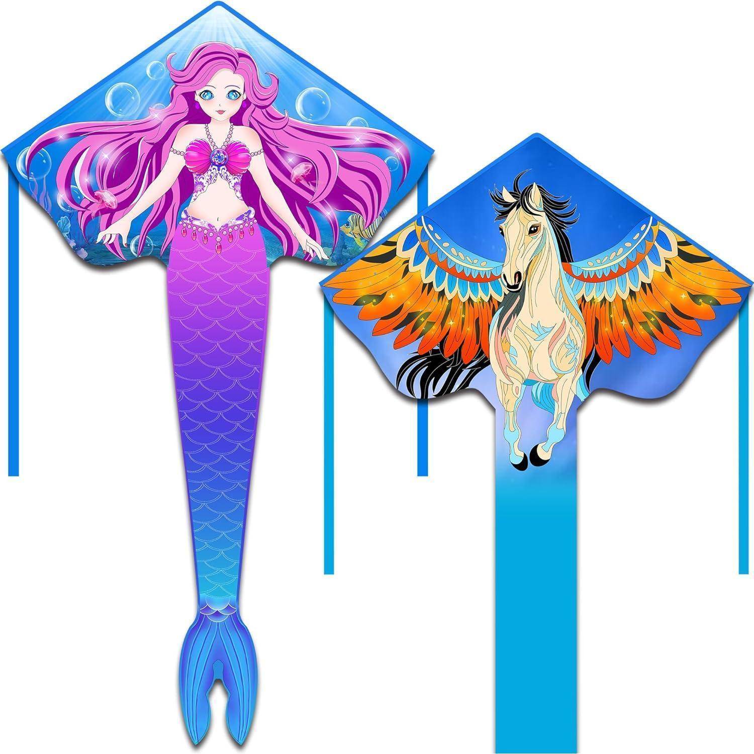 Eine Drachen mit einem Meerjungfrau-Design auf der linken Seite, die rosa Haare und einen violetten Schwanz trägt, und ein Pferd mit bunten Flügeln auf der rechten Seite.