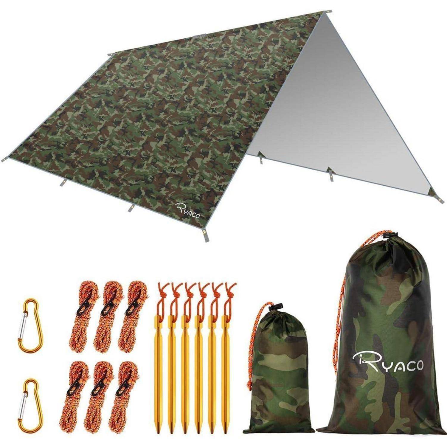 Camouflage-Campingplane mit Seilen, Heringe, zwei Karabinern und Transporttaschen, Marke 'Ryaco'.