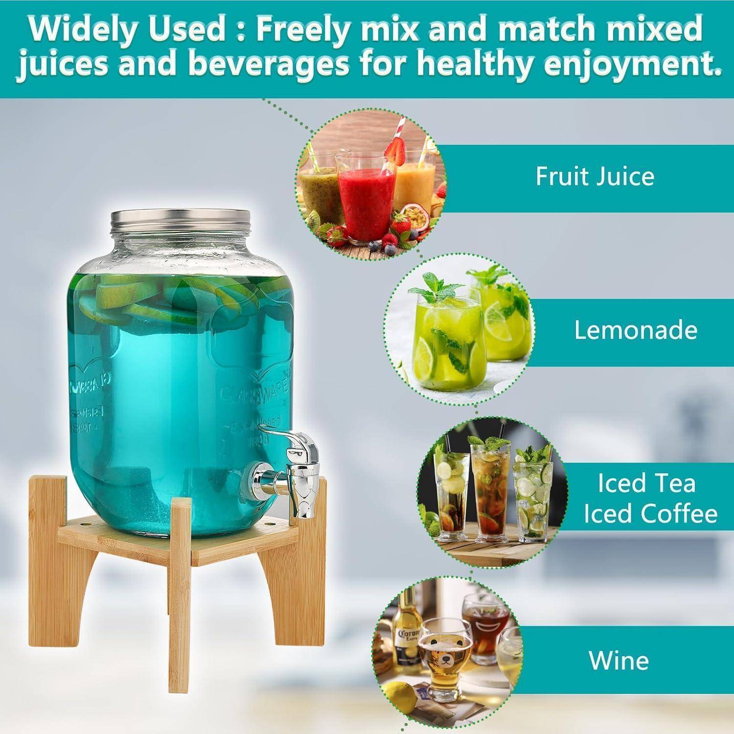 Ein Glasspender auf einem Holzständer enthält eine blau-grüne Flüssigkeit. In der Nähe befinden sich Bilder von Getränken: Fruchtsaft, Limonade, Eistee, Kaffee und Wein.