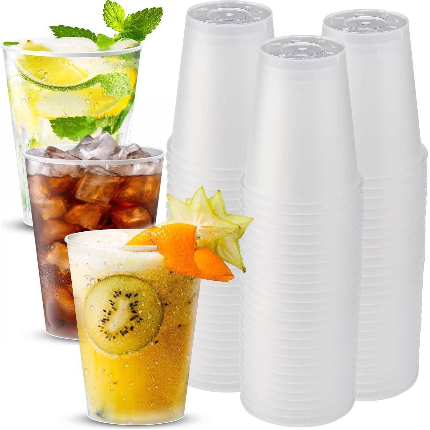 Klare, wegwerfbare Plastikbecher gefüllt mit bunten Getränken, darunter Limonade mit Minze, Eistee mit Eiswürfeln und Fruchpunsch mit Kiwi- und Orangenscheiben.