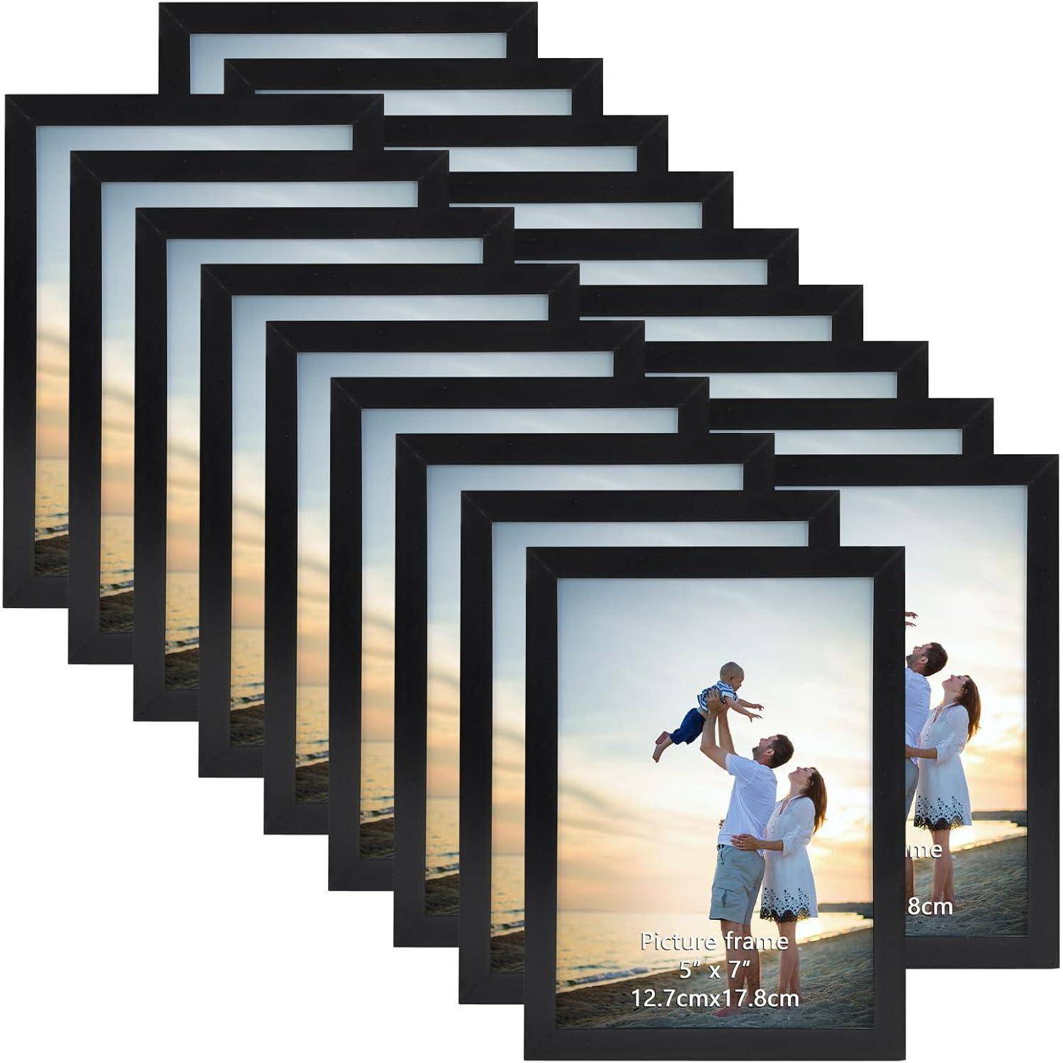 Ein Set von 12 schwarzen Bilderrahmen, die jeweils ein Familienfoto zeigen, auf dem Eltern ein Kind hochheben, vor einer Sonnenuntergangs-Strand-Kulisse.