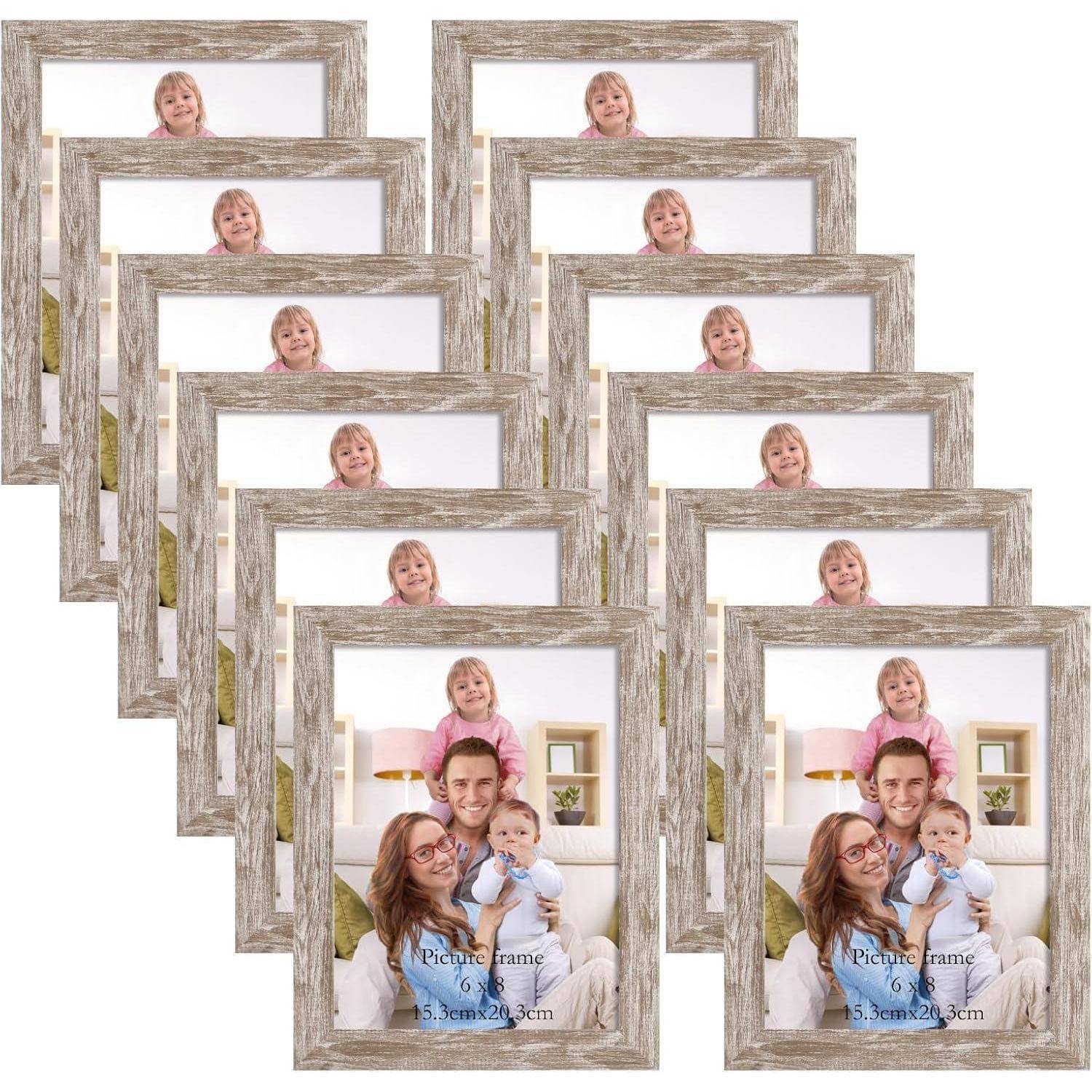 Ein Satz von zehn identischen Bilderrahmen, die jeweils eine lächelnde Familie mit einer Frau, einem Kind und einem Baby zeigen.