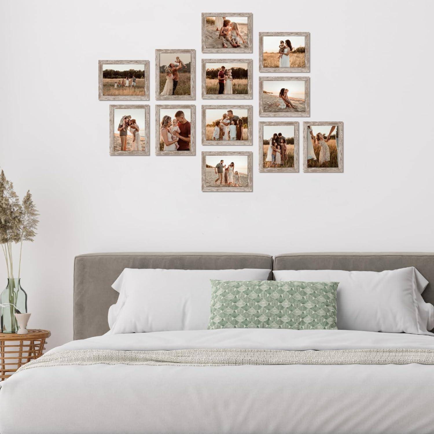 Eine Wohnzimmerwand zeigt ein Raster aus 12 Fotos in Holzrahmen über einem Sofa mit weißen und grünen Kissen, was eine gemütliche, persönliche Dekoration schafft.