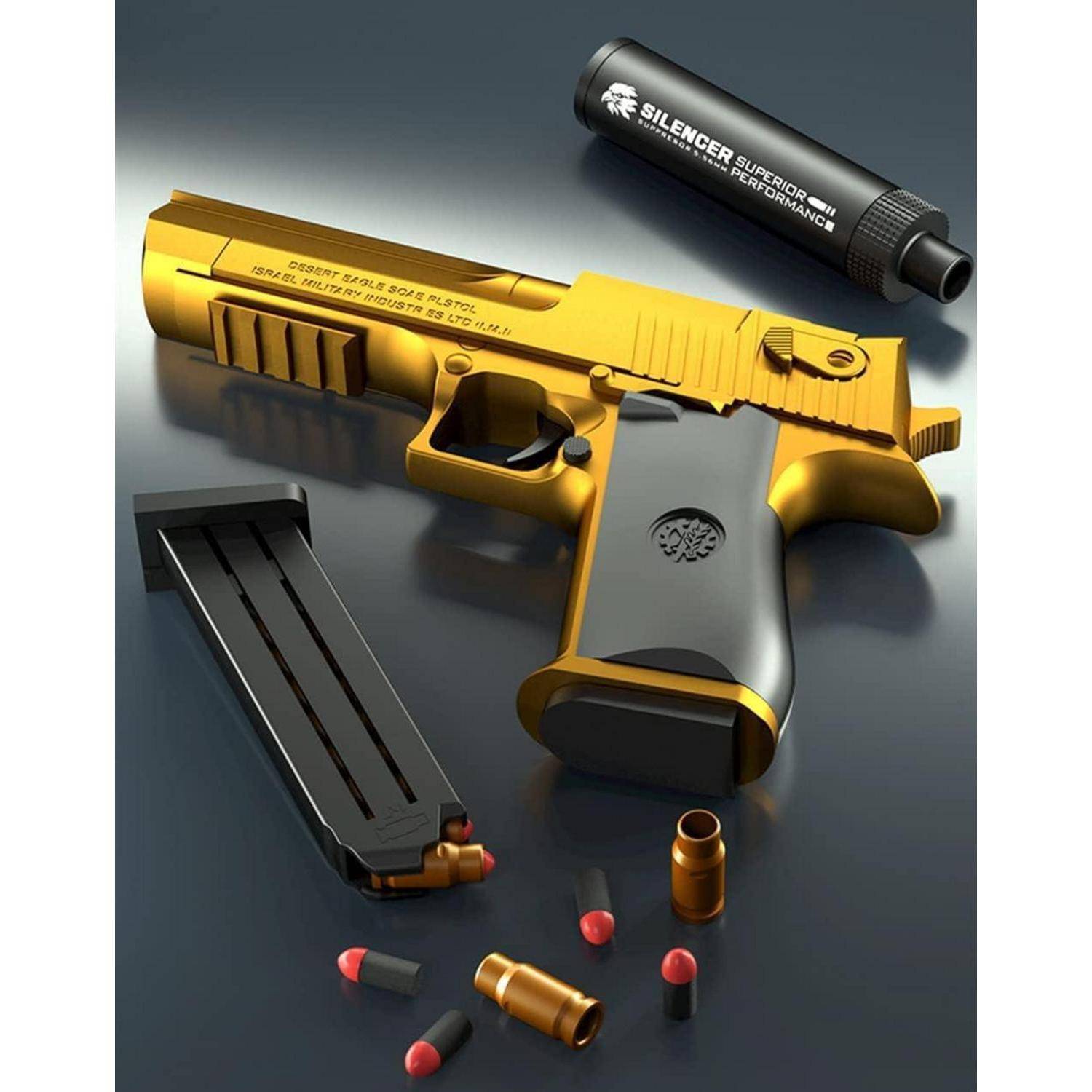 Eine goldfarbene Schusswaffe wird mit einem schwarzen Magazin, mehreren Kugeln und einem Schalldämpfer auf einer reflektierenden Oberfläche präsentiert.
