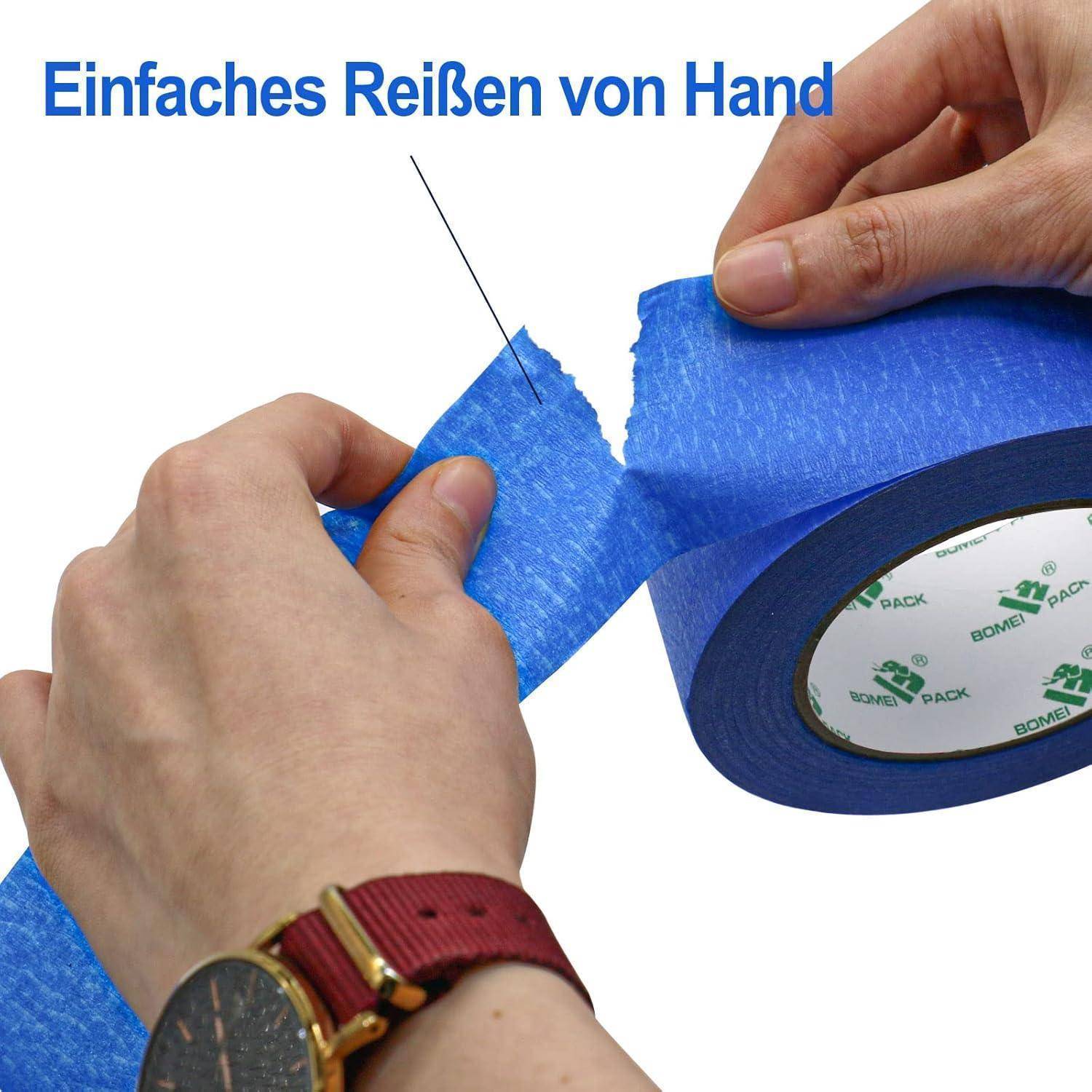 Eine Person reißt blaues Malerkrepp mit der Hand, wodurch dessen einfache Abreißeigenschaft demonstriert wird. Die Rolle zeigt Markenbranding. Text im Bild: 'Einfaches Reißen von Hand'.