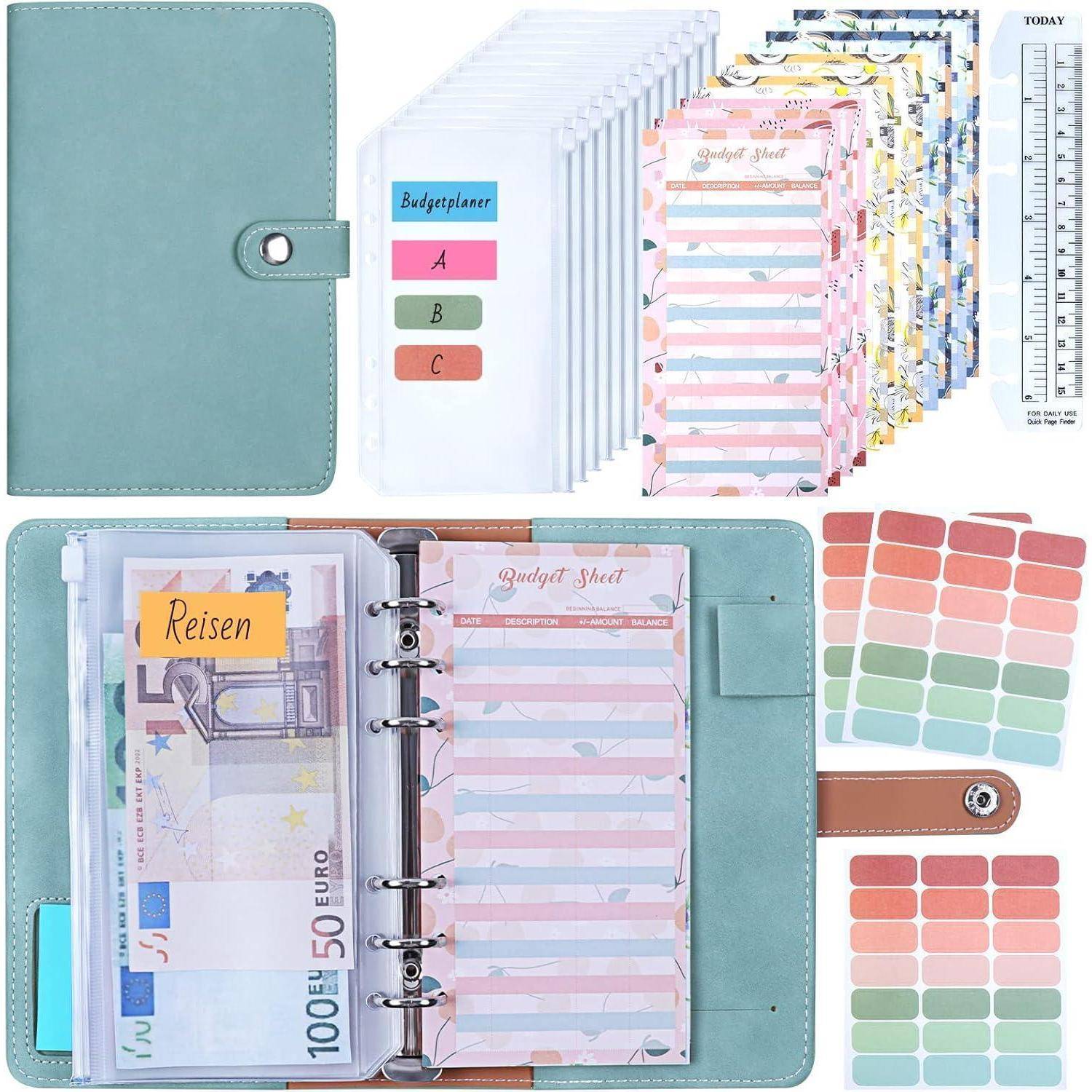 Organisationsset mit einem blauen Planer, Budgetblättern, beschrifteten Umschlägen, Euro-Banknoten und farbigen Etiketten.