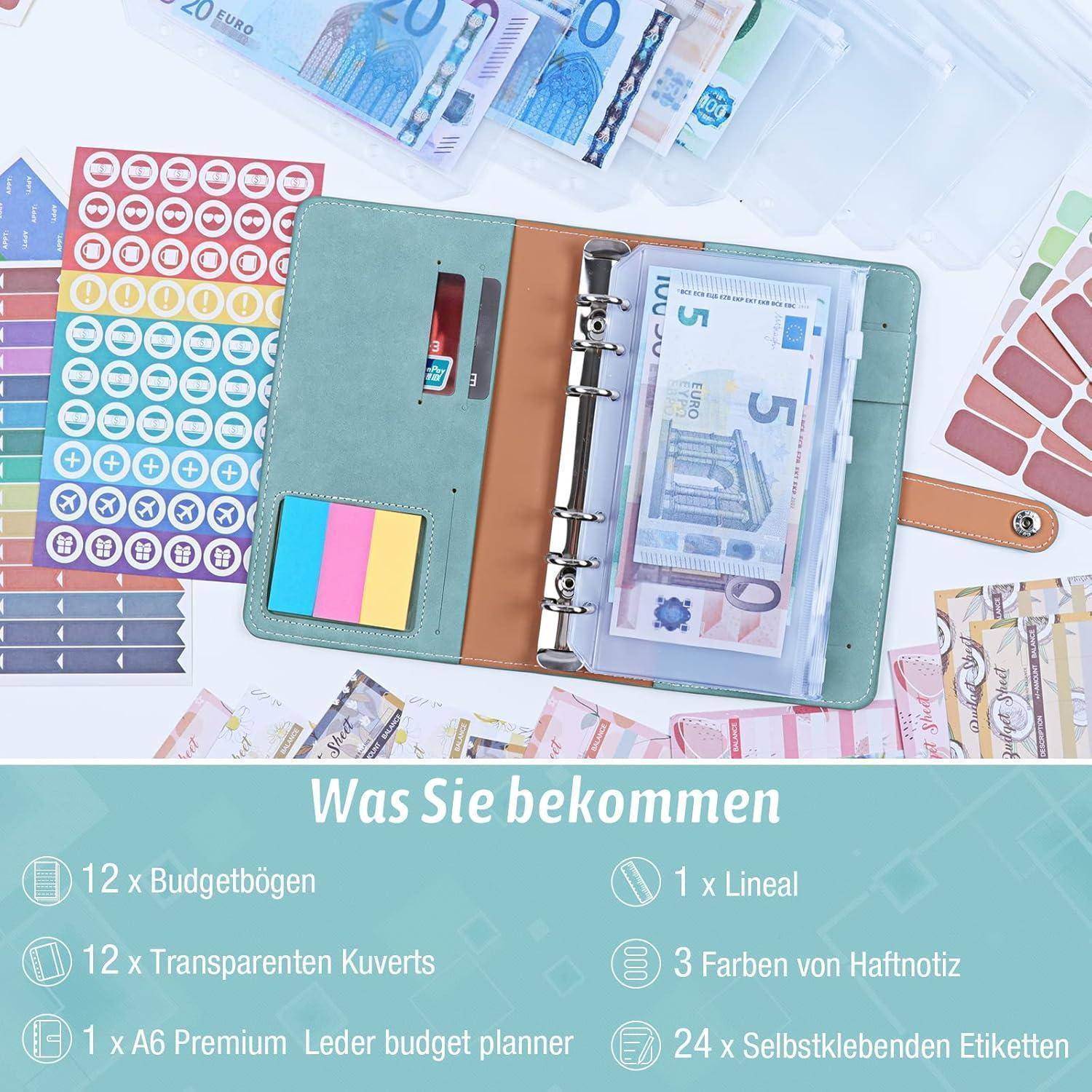 Ein Budgetier-Set bestehend aus einem Leder-Budgetplaner, Euros, Budgetierungsblättern, Umschlägen, Etiketten, Haftnotizen und einem Lineal.