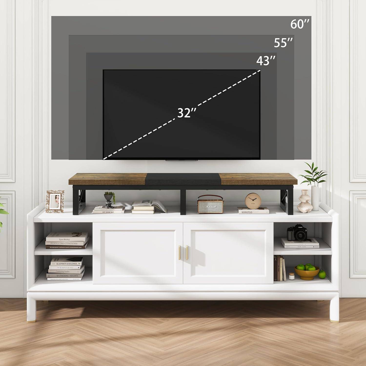 Ein Fernseher steht auf einem Schrank in einem Wohnzimmer, mit Überlagerung, die mögliche Fernsehergrößen zeigt: 32