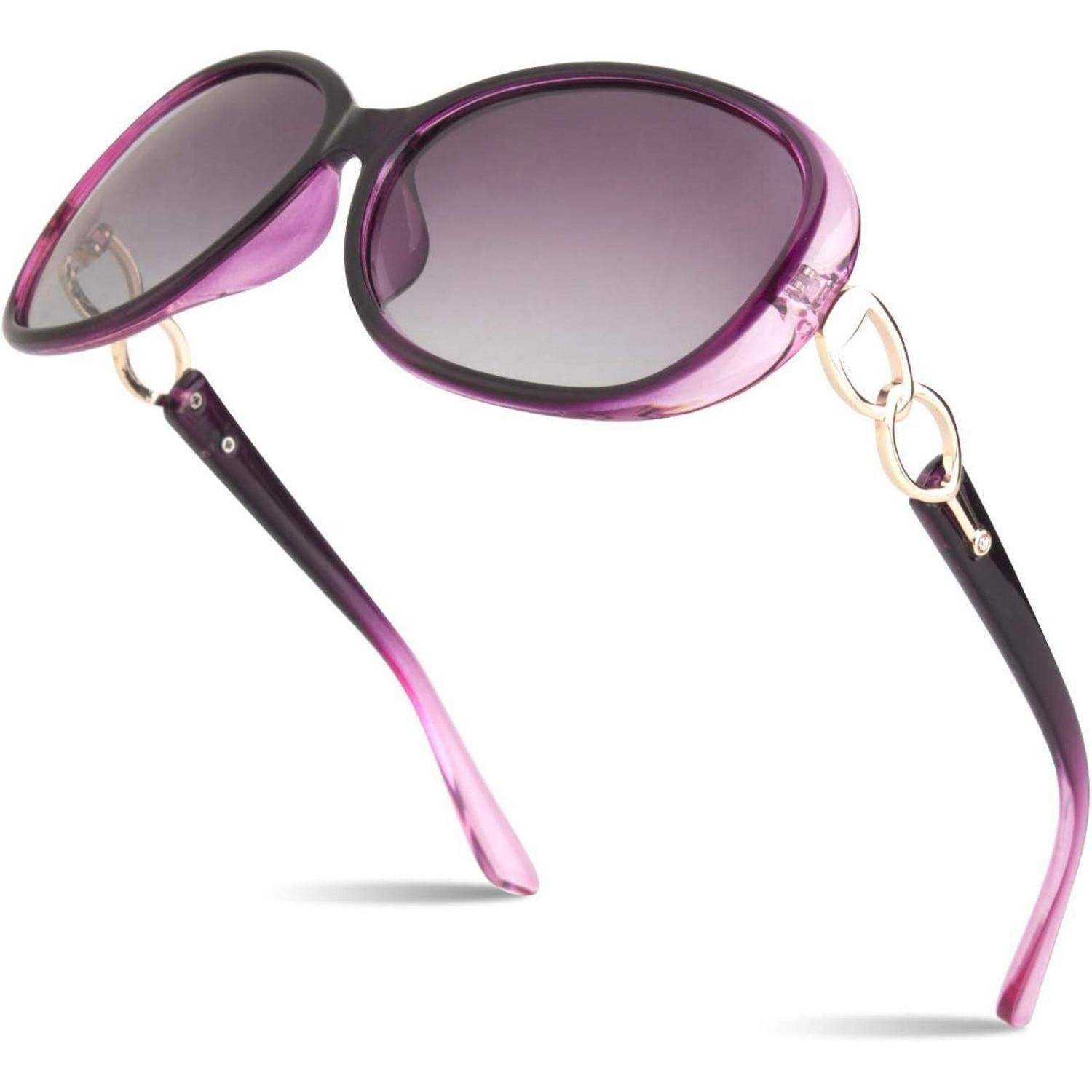Violette übergroße Sonnenbrille mit runden Gläsern und goldenen Kettengliedern an den Bügeln, die einen Schatten auf einen hellen Hintergrund wirft.