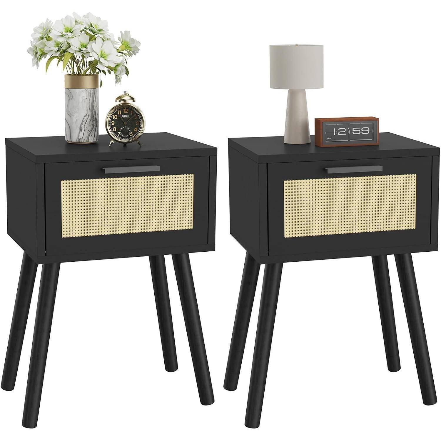 Zwei schwarze Nachttische, jeweils mit vier Beinen, ausgestattet mit beige gewebten Schubladen. Einer ist mit einer Uhr und Blumen dekoriert; der andere verfügt über eine Lampe und einen digitalen Wecker.