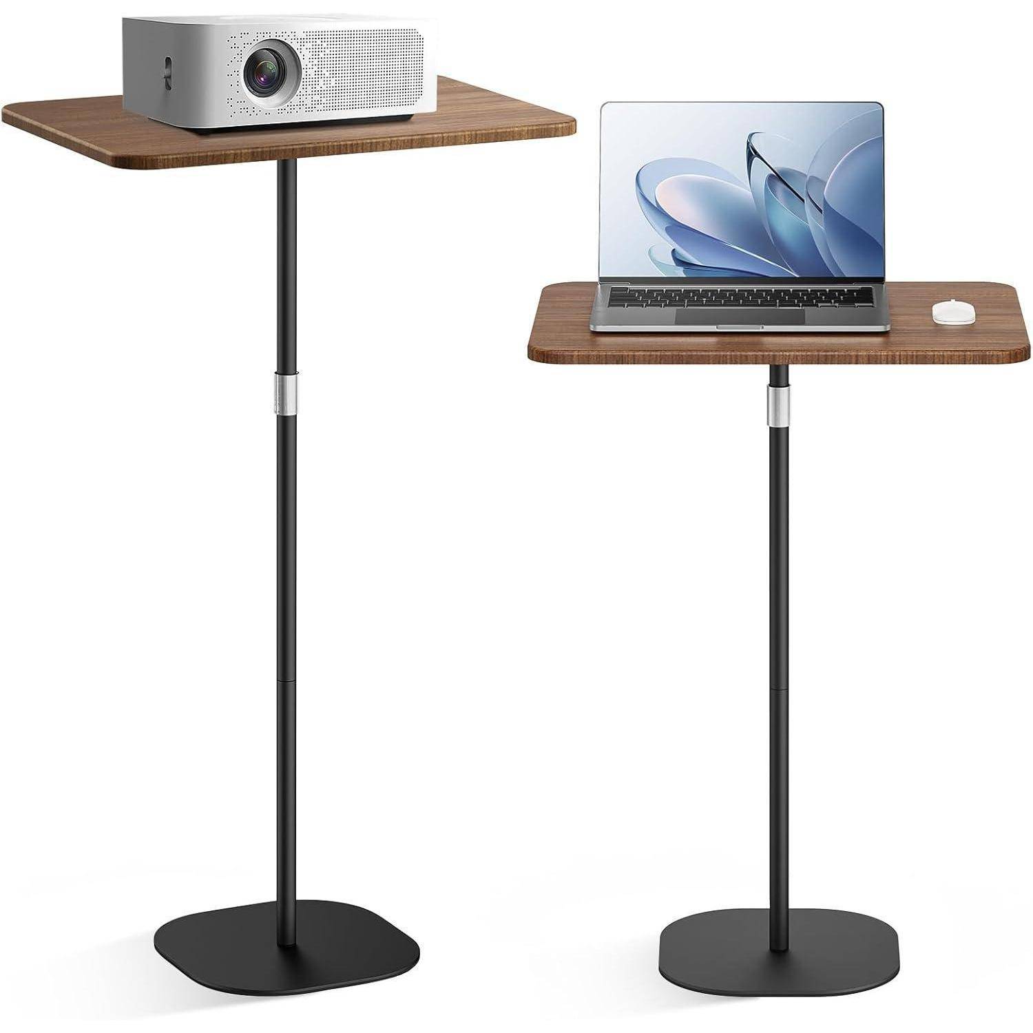 Ein Projektor und ein Laptop sind auf zwei separaten, höhenverstellbaren Holzständern mit schwarzen Metallstangen und Füßen platziert.