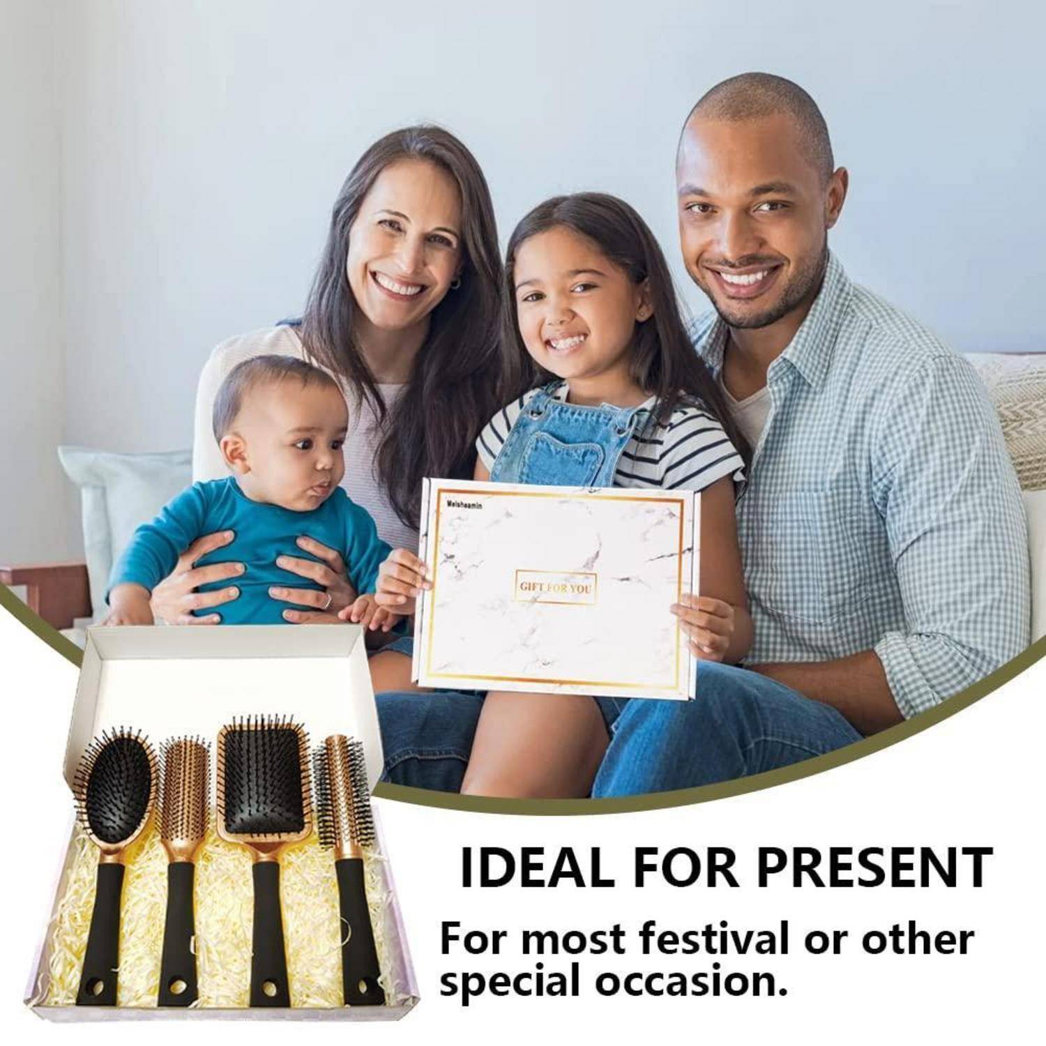 Eine vierköpfige Familie, einschließlich zweier Kinder, lächelt, während die Tochter ein Zertifikat hält. Ein Haarbürsten-Geschenkset wird darunter gezeigt, mit der Beschriftung „Ideal als Geschenk für die meisten Feste oder andere besondere Anlässe.