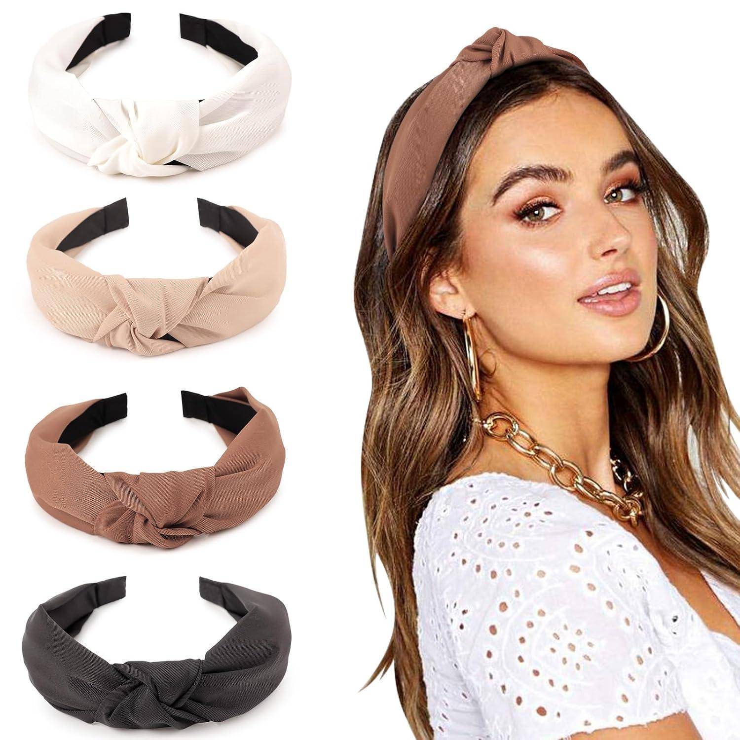 Eine Frau mit langen Haaren trägt ein gedrehtes Stoffhaarband. Neben ihr liegen vier Haarbögen in Weiß, Beige, Braun und Schwarz.