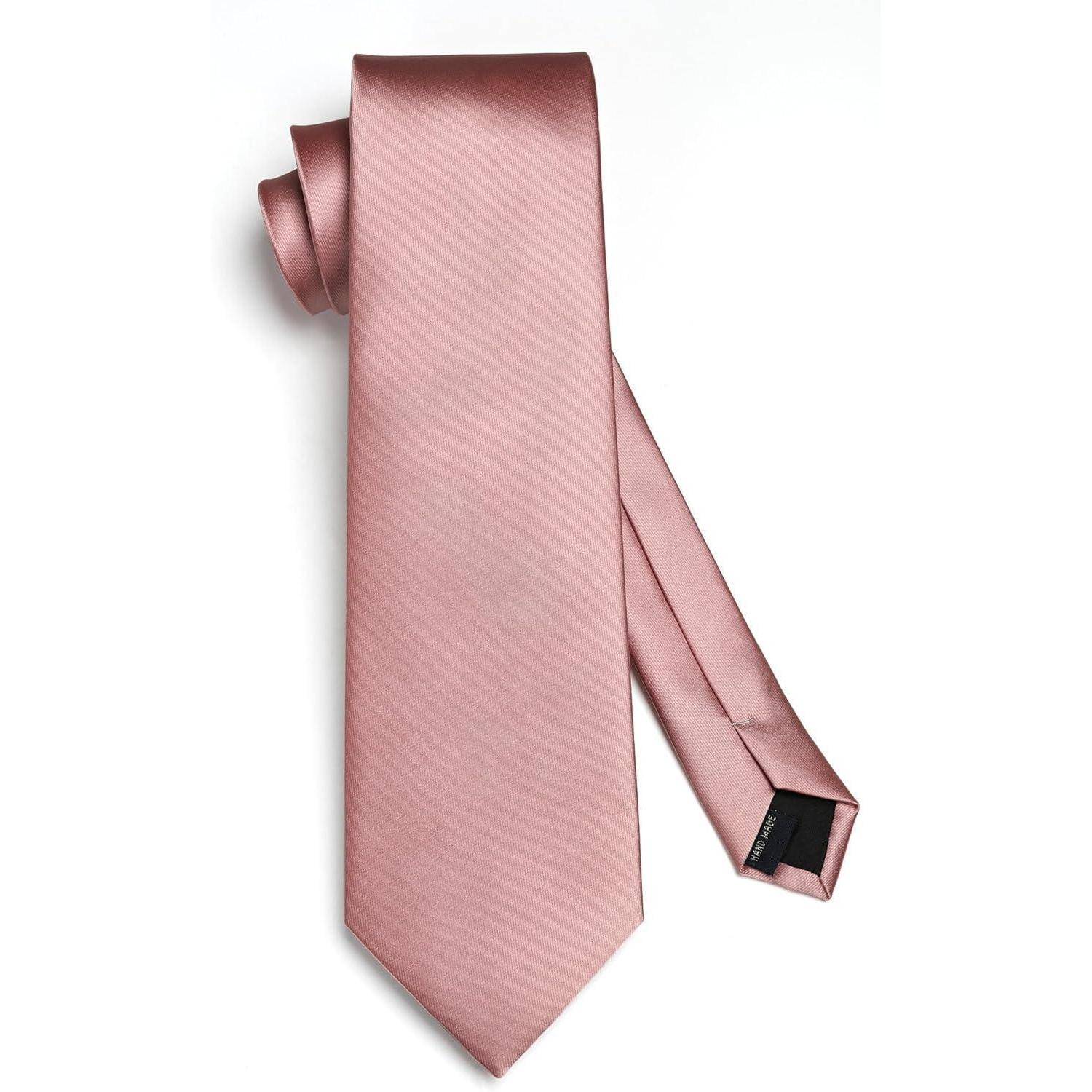 Eine rosa Seidenkrawatte mit glatter, Satin-Oberfläche, die aufgerollt und mit nach der Seite geneigter Spitze präsentiert wird, wobei eine Markenetikette auf der Rückseite sichtbar ist.