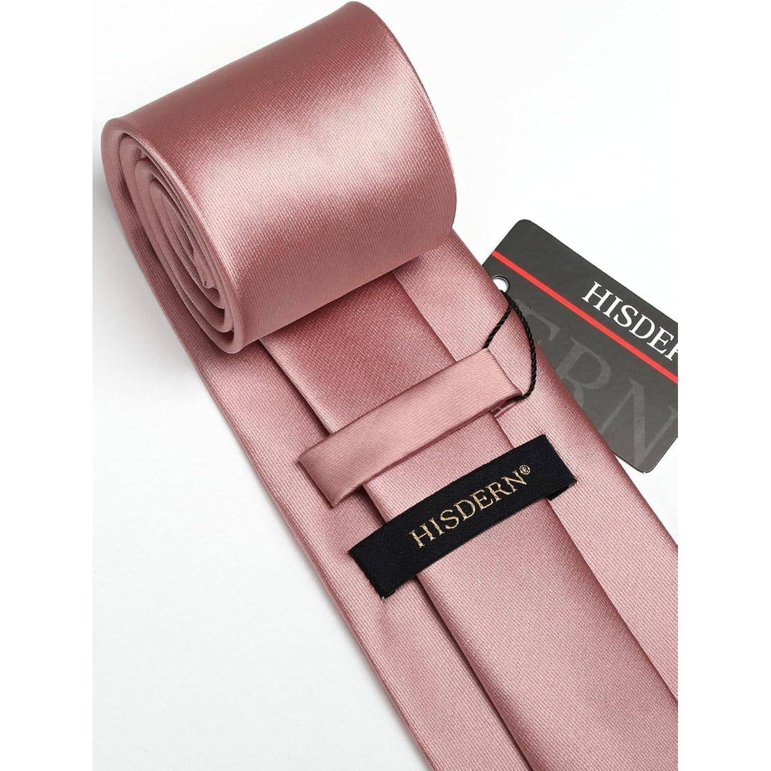 Eine gerollte rosa Seidenkrawatte mit einem Etikett mit der Aufschrift 