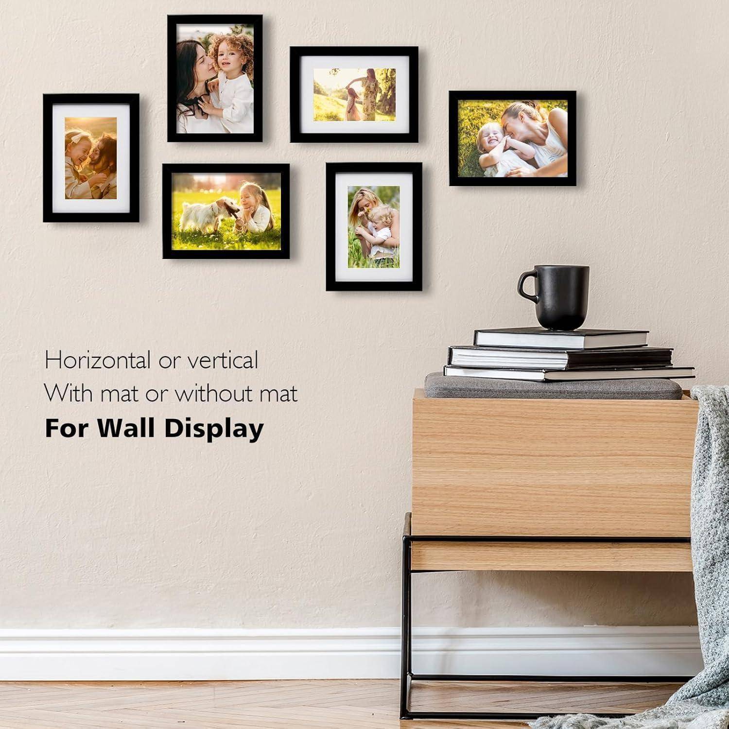 Sechs Fotorahmen, die an einer beigen Wand um ein Holzregal mit Büchern und einer gemütlichen Decke herum angeordnet sind. Geeignet für die Wanddekoration.