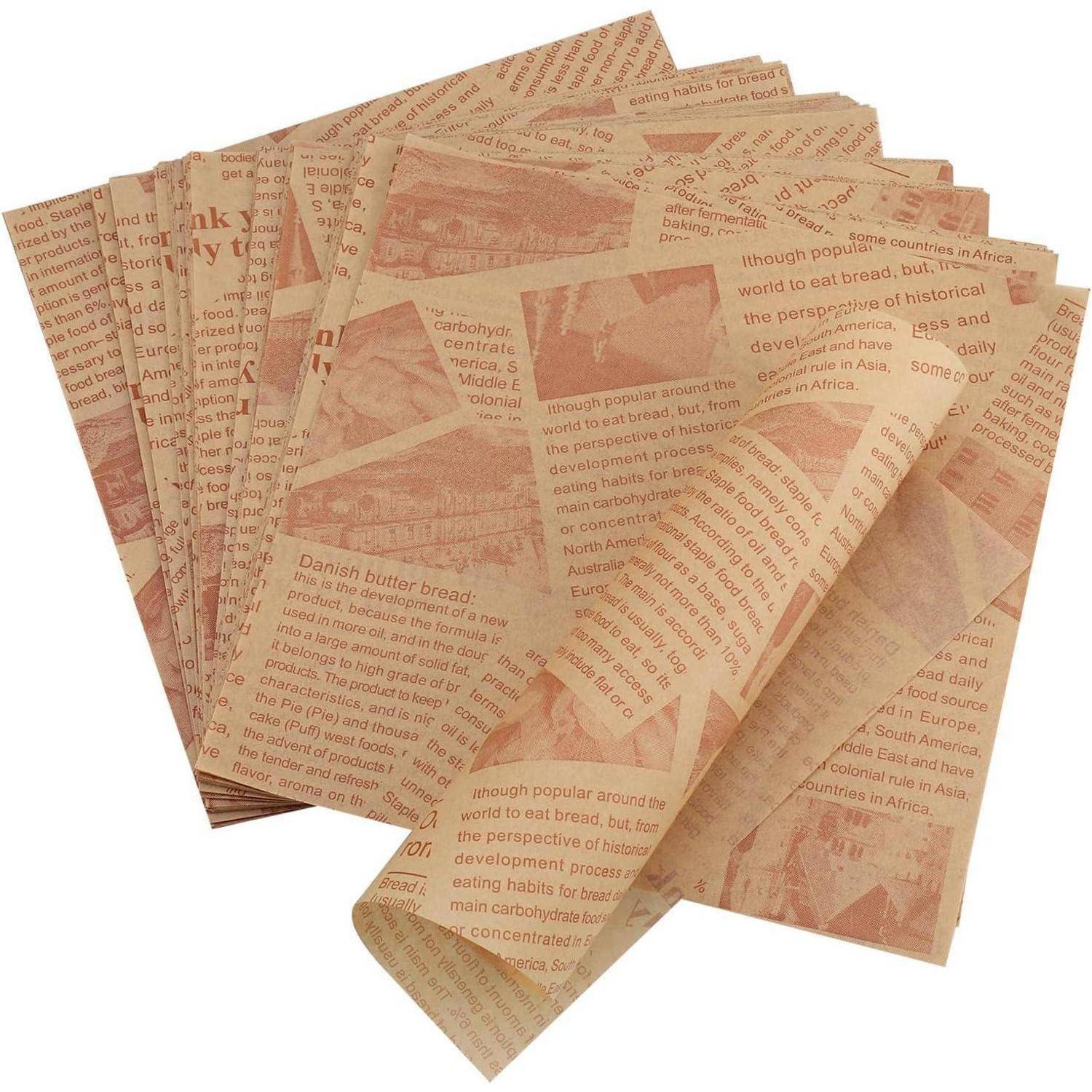 Braune Packpapierbogen mit Vintage-Zeitungsdesign, versehen mit Text und Bildern im verblassten Druck, leicht gefächert übereinander gelegt.