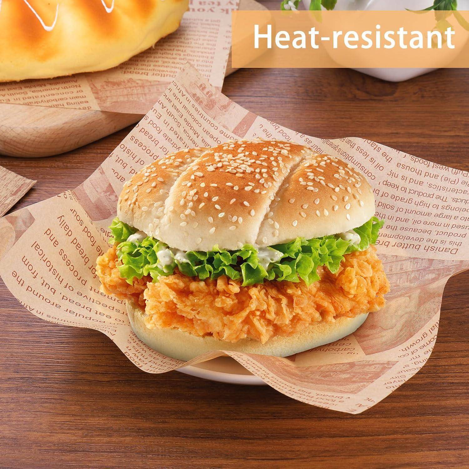 Ein knuspriges Hähnchensandwich mit Salat auf einem Sesam-Brötchen, auf Verpackungspapier platziert. Die Bezeichnung 