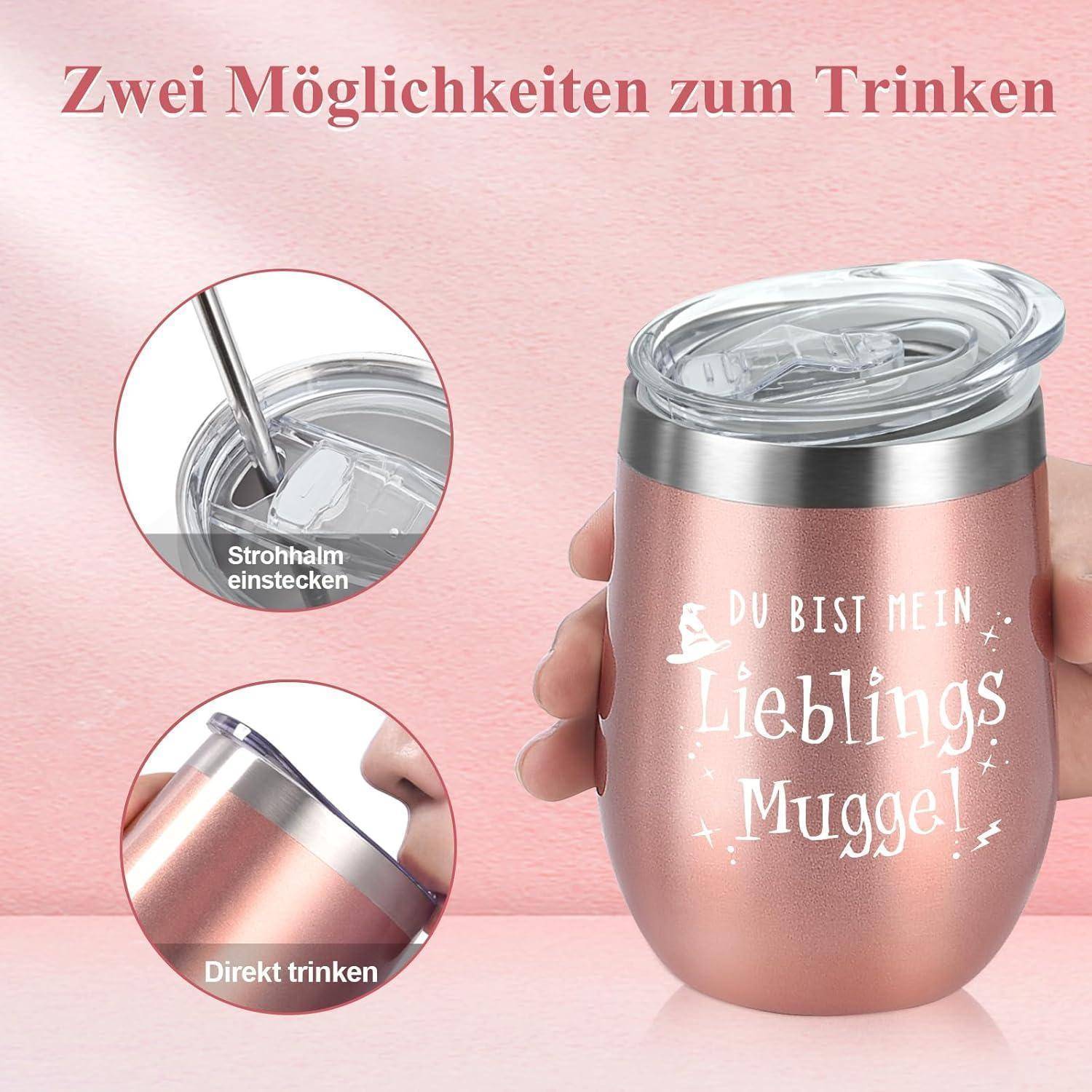 Ein rosa isolierter Trinkbecher mit durchsichtigem Deckel. Aufschrift auf dem Becher: 