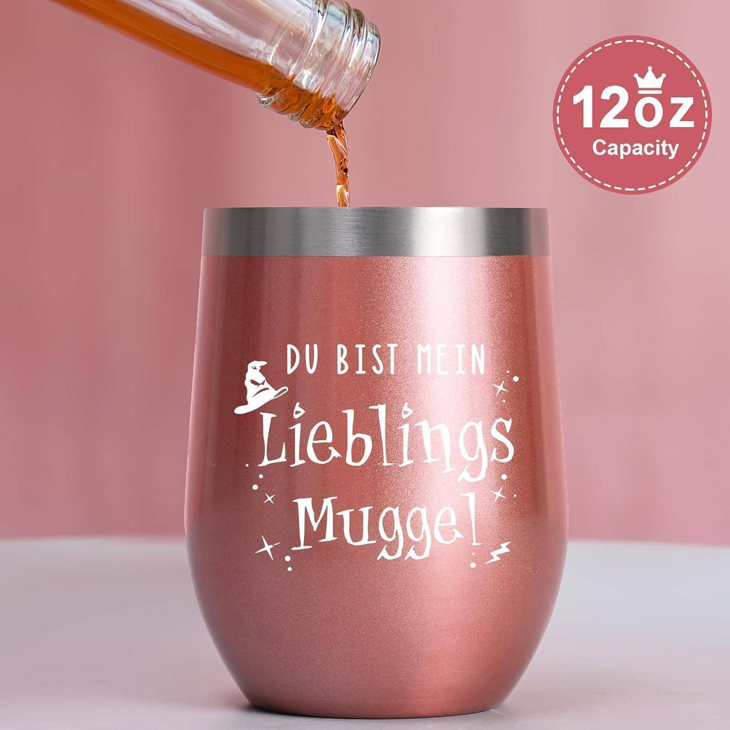Ein Metalltumbler mit dem Schriftzug 'Du bist mein Lieblings Muggel' in weißen Buchstaben ist mit Flüssigkeit gefüllt. Er hat eine Etikett mit einem Fassungsvermögen von 12 Unzen.