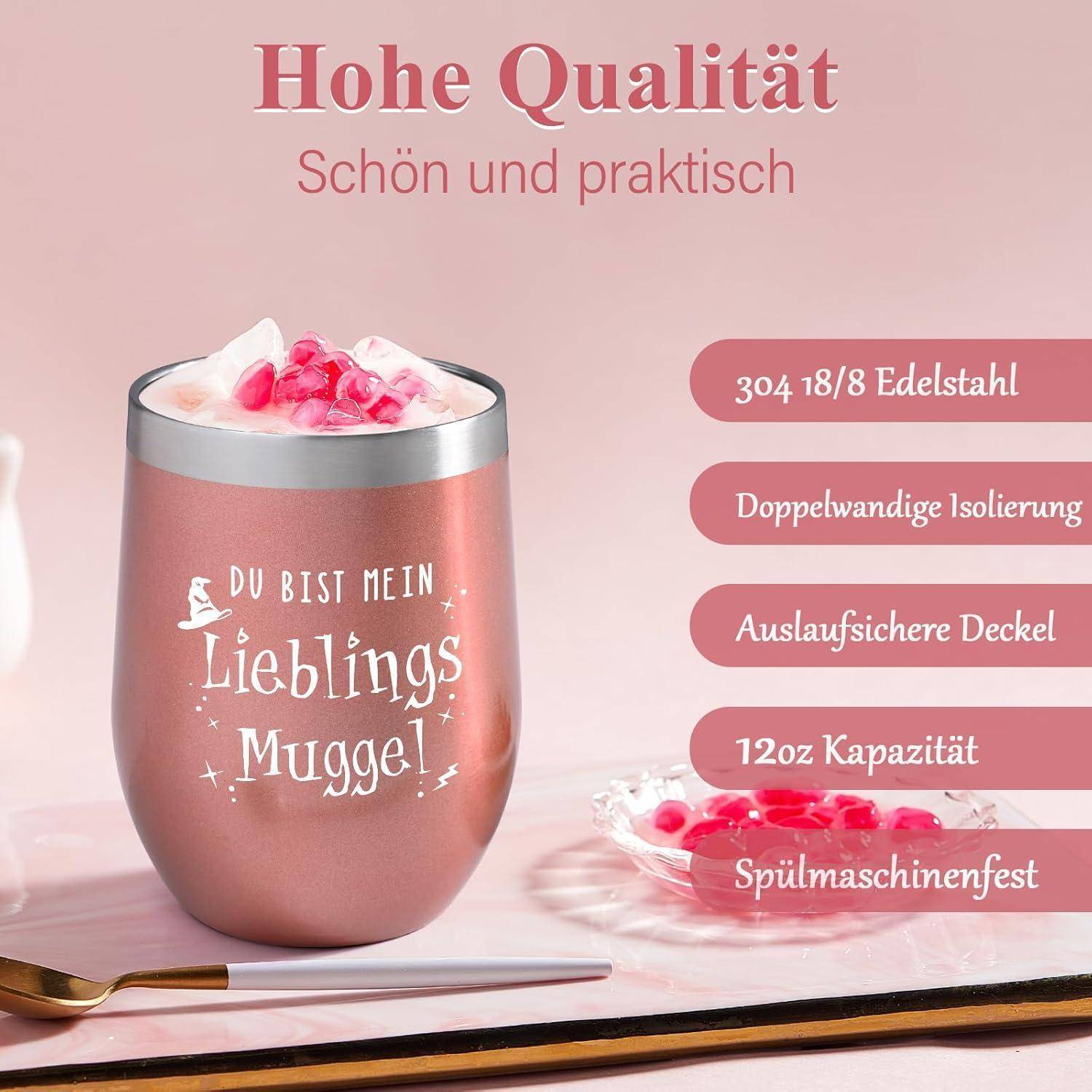 Eine rosafarbene isolierte Tasse mit Deckel, beschriftet mit 'Du bist mein Lieblings Muggle!' in einer gemütlichen Umgebung mit Süßigkeiten; betont Qualität und Praktikabilität.