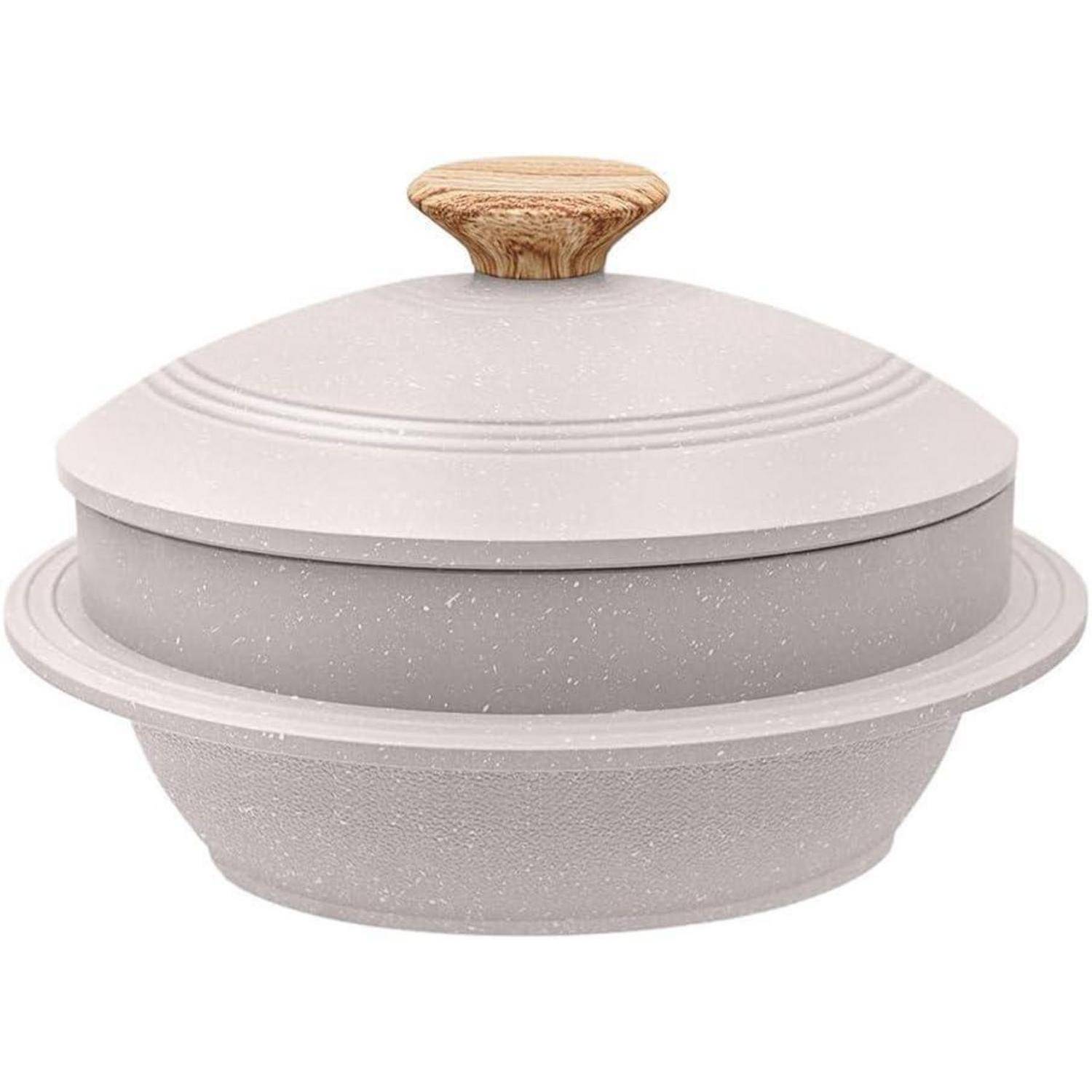 Ein rundes, geflecktes graues Auflaufgericht mit einer strukturierten Deckelhaube und einem Holzgriff, verwendet zum Kochen oder Servieren von Speisen.