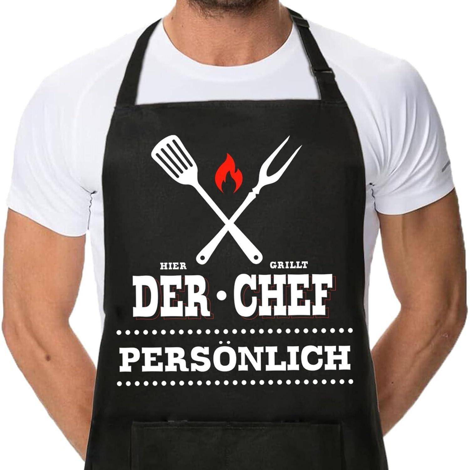 Mann mit schwarzer Schürze, auf der in weißer Schrift 