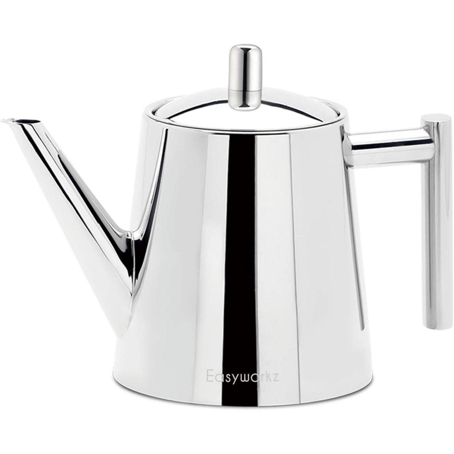 Ein moderner, glänzender Edelstahlteekessel mit hohem Griff und Ausguss, der ein einfaches, schlankes Design vor einem weißen Hintergrund aufweist.