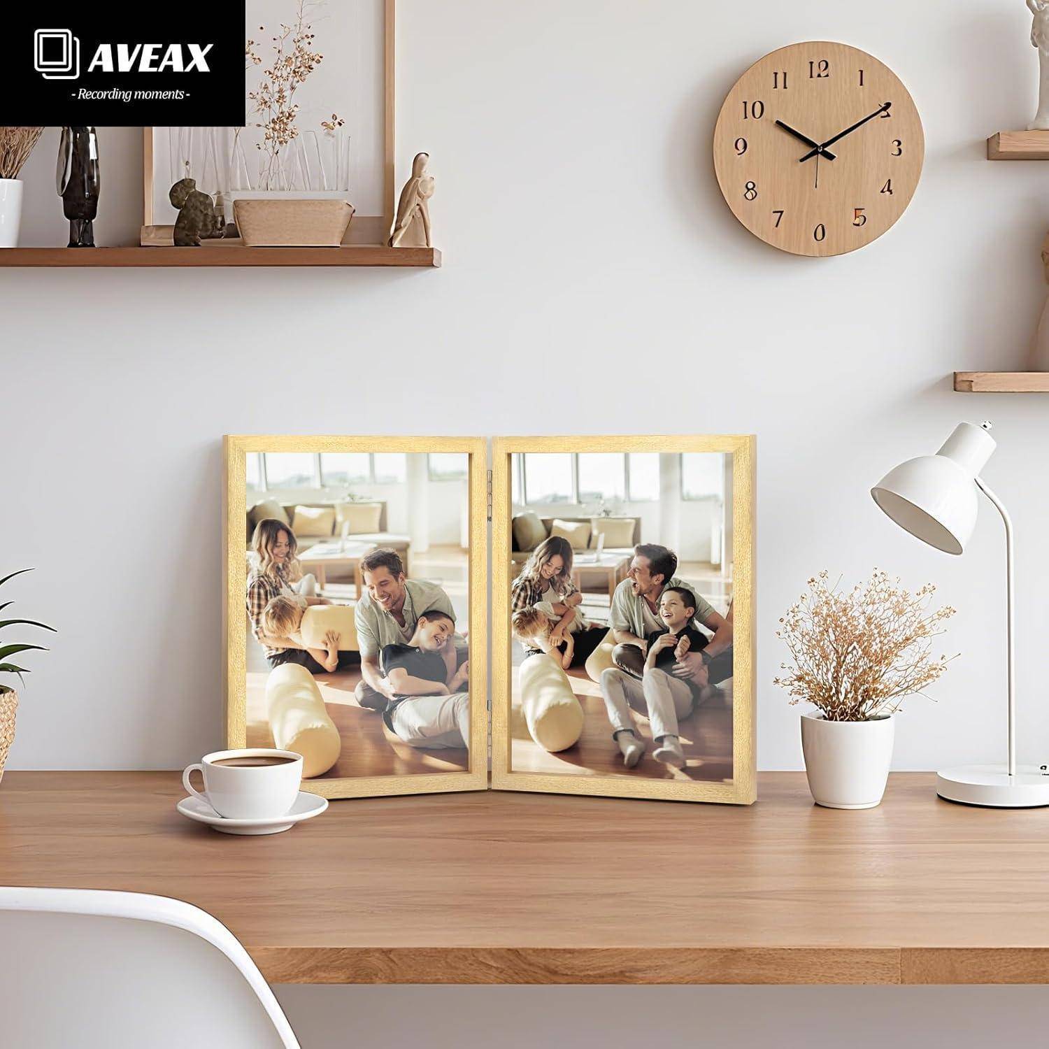 Eine gemütliche Wohnzimmereinrichtung zeigt gerahmte Familienfotos auf einem Holzschreibtisch, eine Uhr an der Wand und minimalistische Dekoration, die Wärme betont.