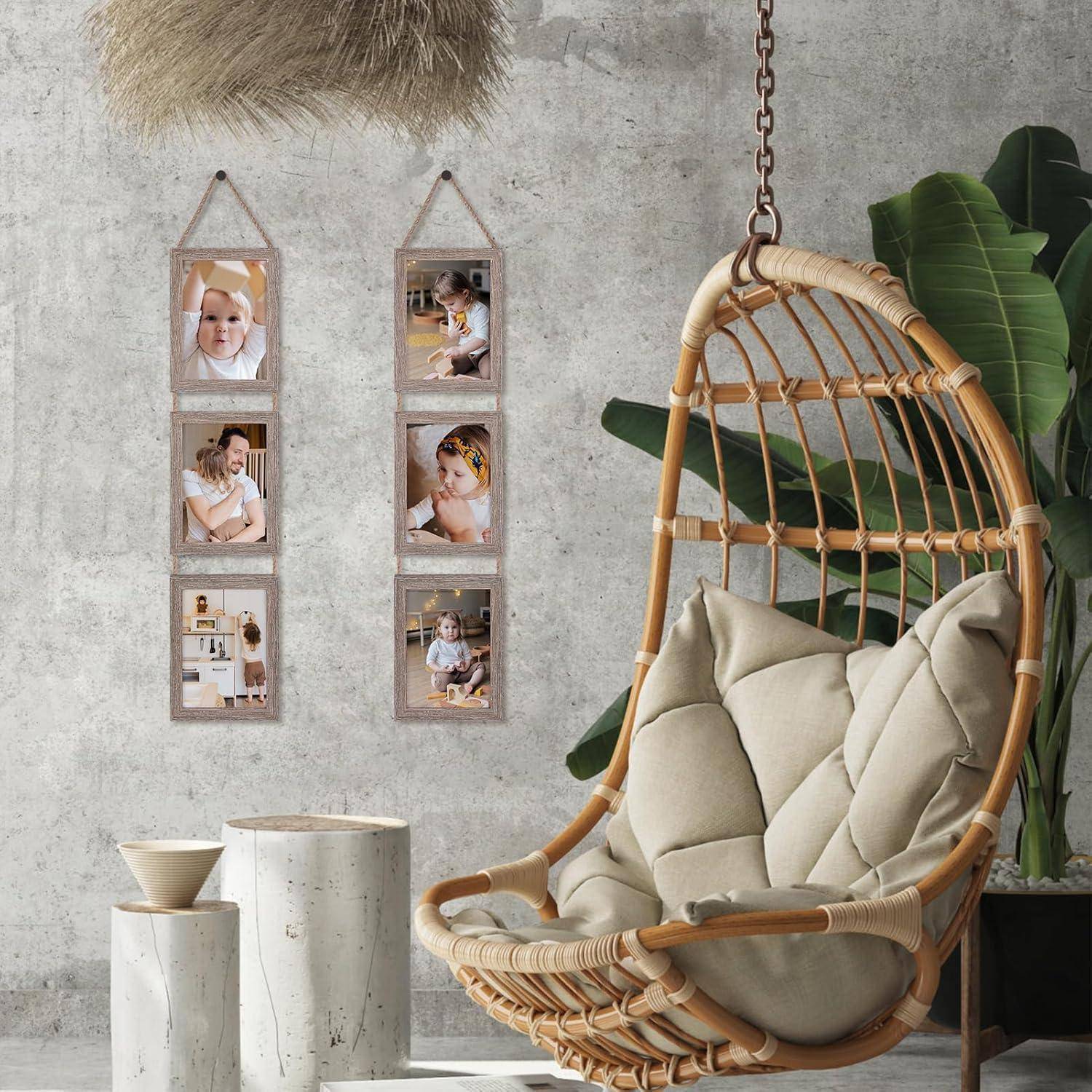 Hängesessel mit Kissen in einem stilvollen Raum mit einer Pflanze, dekorativen Wandfotos von Kindern und Holzseitentischen mit Vasen.