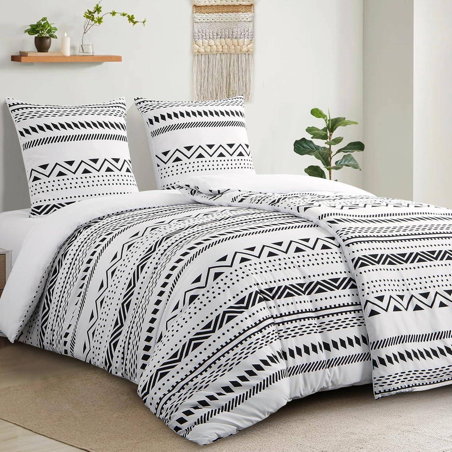 Ein Bett mit einem schwarz-weißen gemusterten Bettbezug und Kissen, geometrische Designs, einem Holzregal darüber mit Pflanzen, in einem modernen Schlafzimmer-Ambiente.
