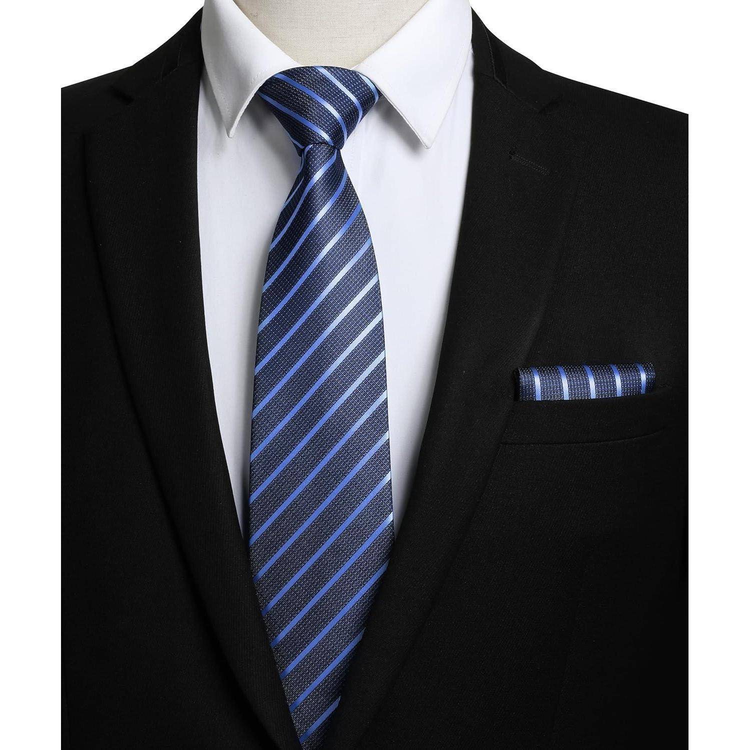Ein schwarzer Anzug mit einem weißen Hemd und einer blauen gestreiften Krawatte, zusammen mit einem passenden Einstecktuch, präsentiert auf einer Mannequin-Büste.