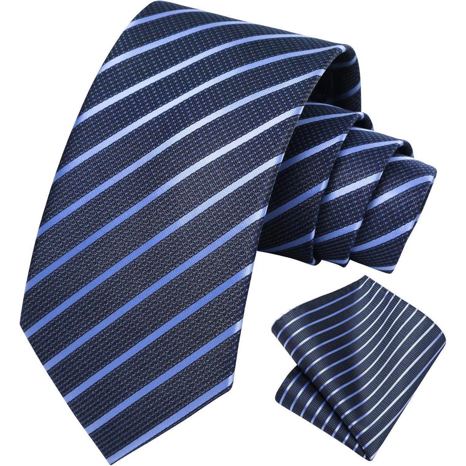 Eine Krawatte mit blauen und schwarzen Streifen, gepaart mit einem passenden Einstecktuch, beide mit einem diagonalen Streifenmuster versehen.