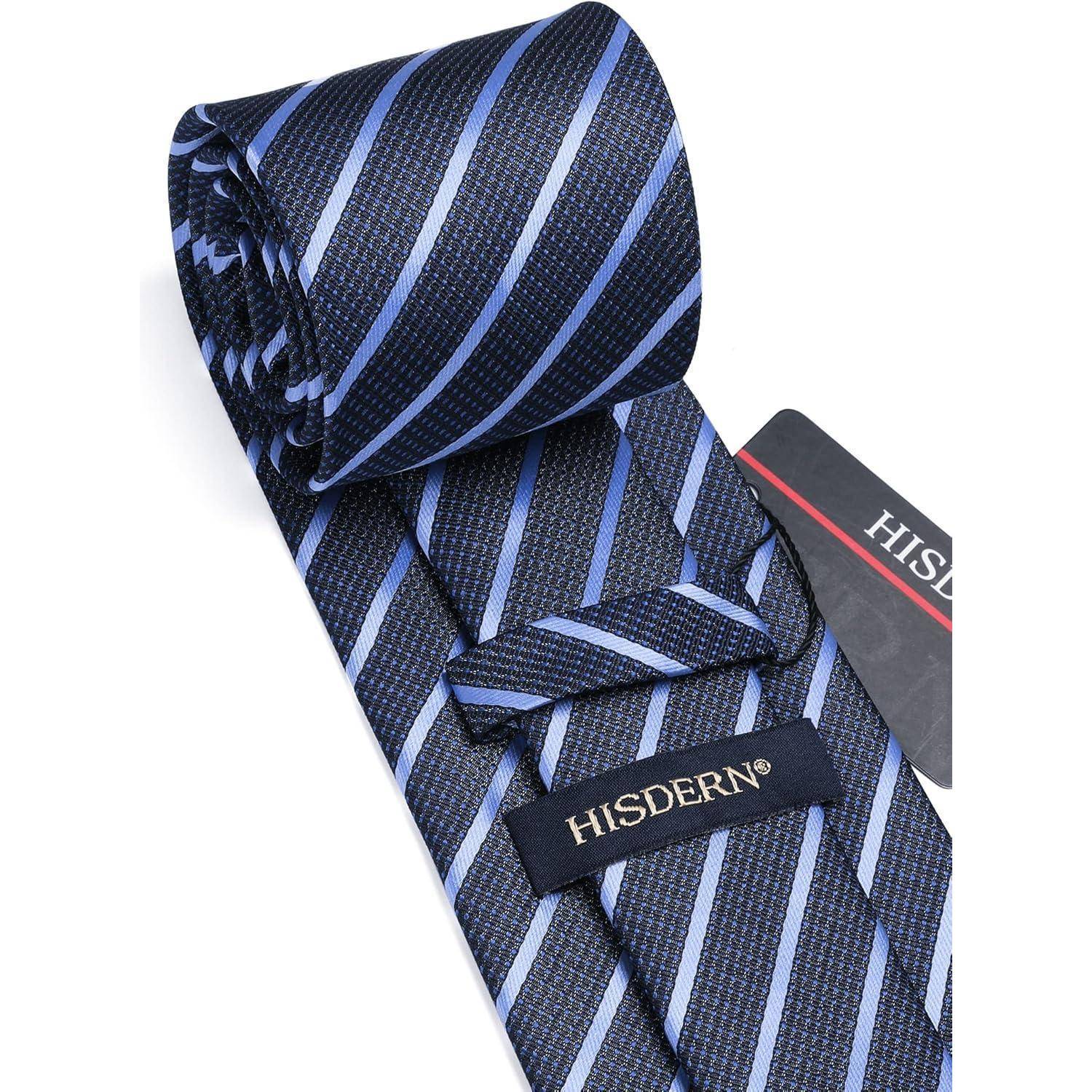 Eine dunkelblaue Krawatte mit hellblauen Diagonalstreifen, der Marke 'HISDERN'.