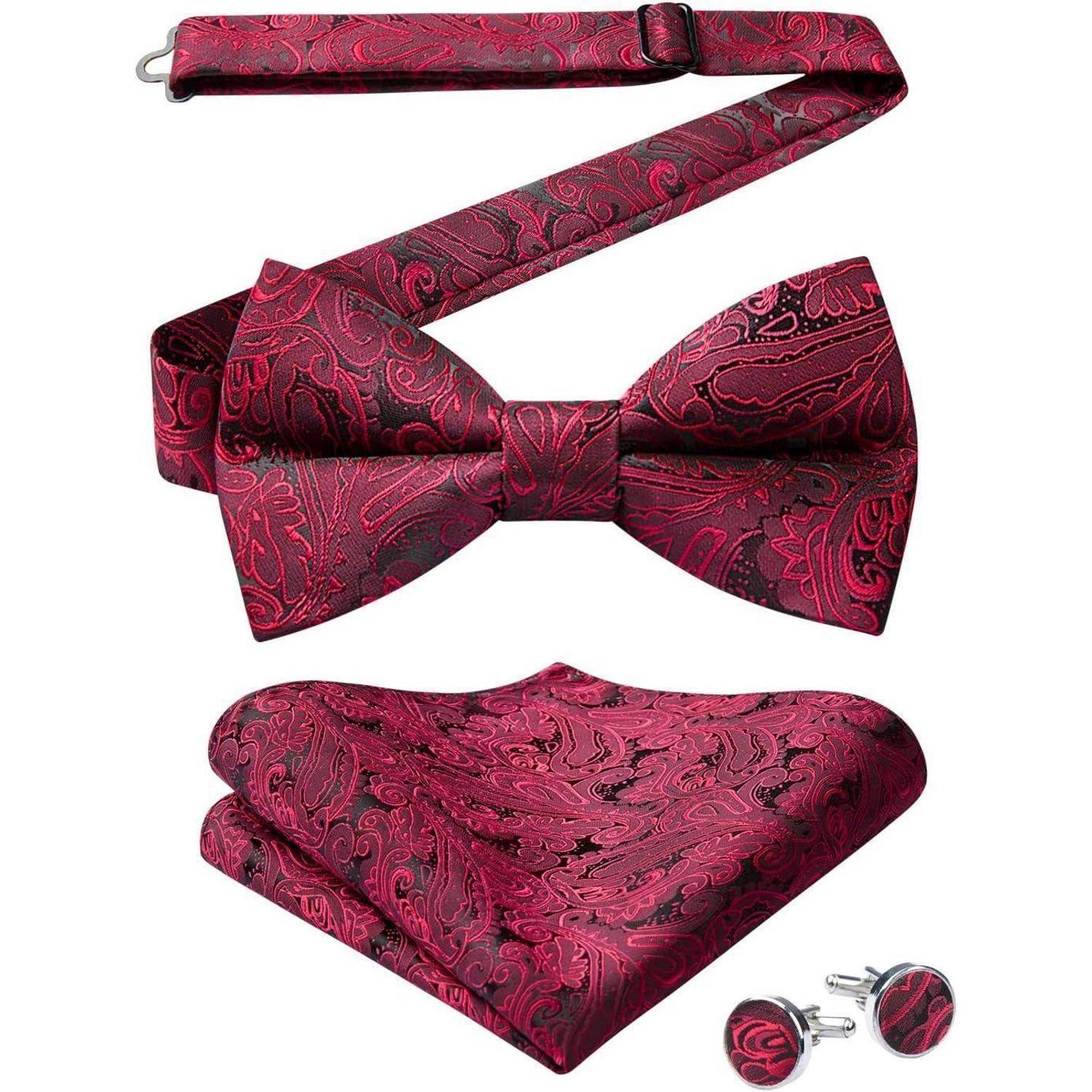 Ein rotgemusterter Paisley-Fliege, Einstecktuch und Manschettenknöpfe-Set, ideal für festliche Anlässe.