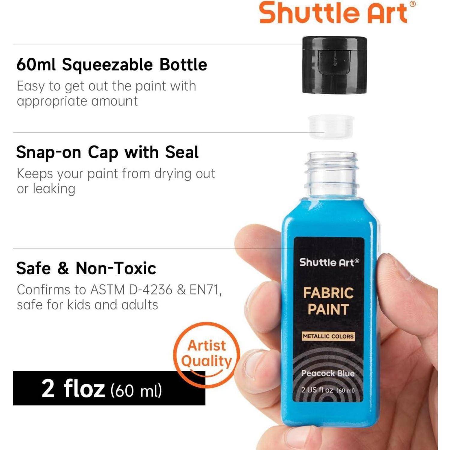 Eine Hand hält eine 60-ml-Flasche Shuttle Art Pfauenblau Stoffmalfarbe mit einem Schnappdeckel. Der Text hebt ihre sichere, nicht-toxische Qualität hervor.