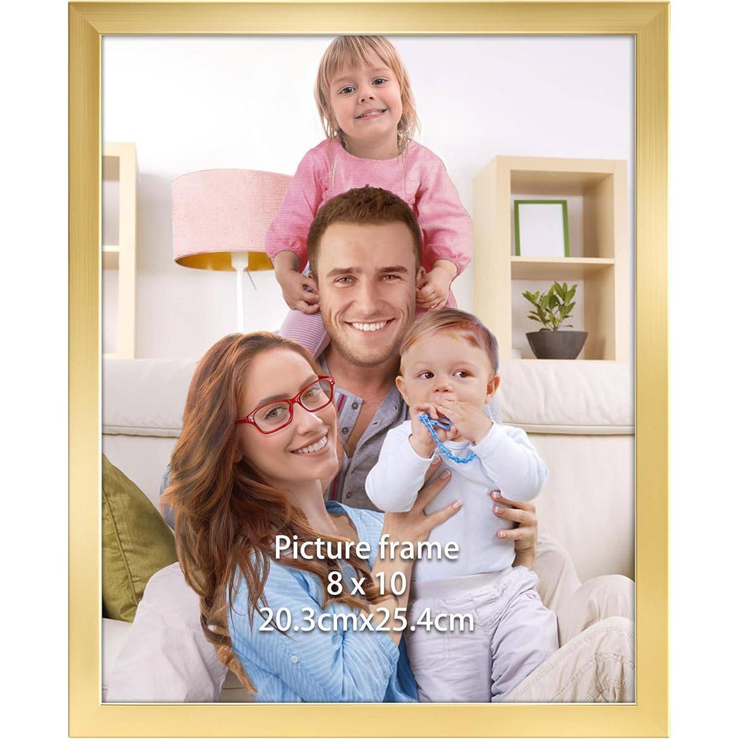 Eine lächelnde vierköpfige Familie sitzt auf einem Sofa in einem Wohnzimmer. Das Bild ist in einem goldenen Bilderrahmen mit der Beschriftung 
